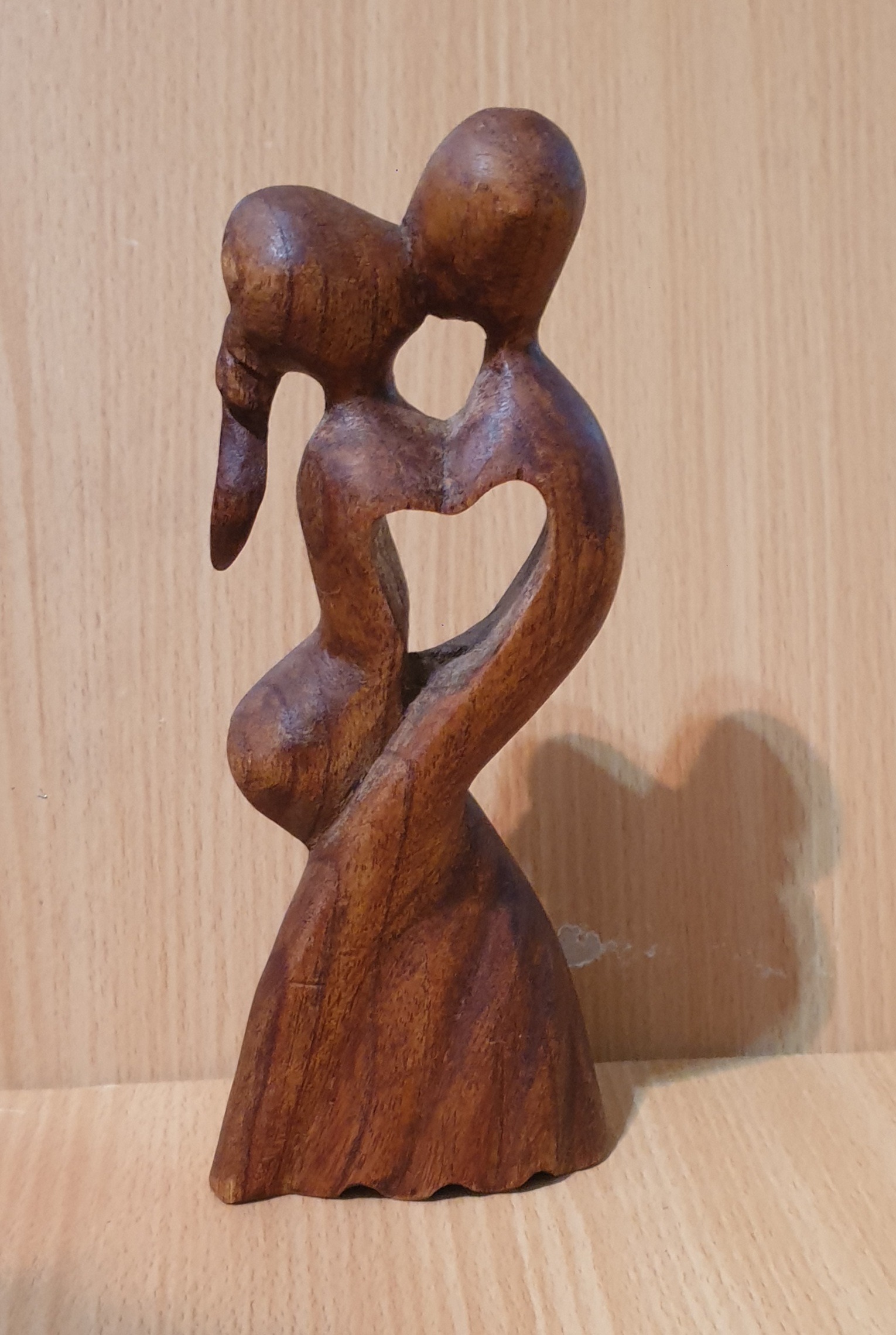 مجسمه چوبی عشق
