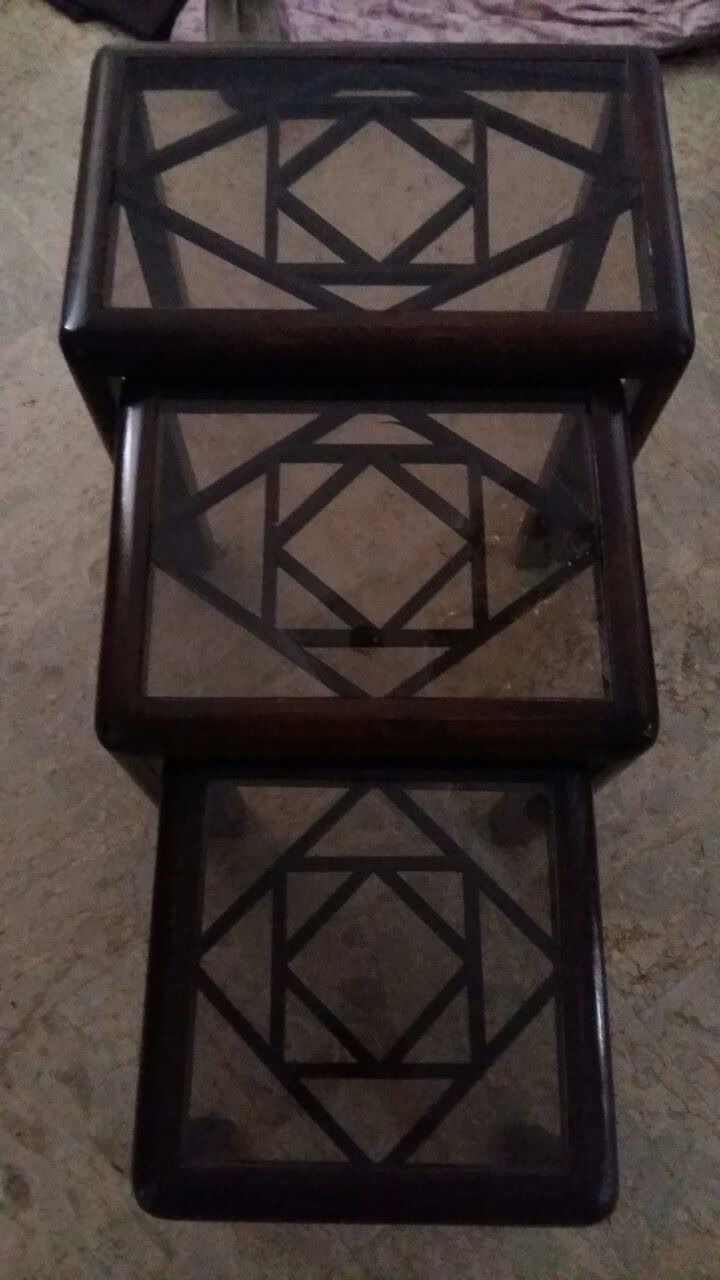 عسلی کنار مبلی