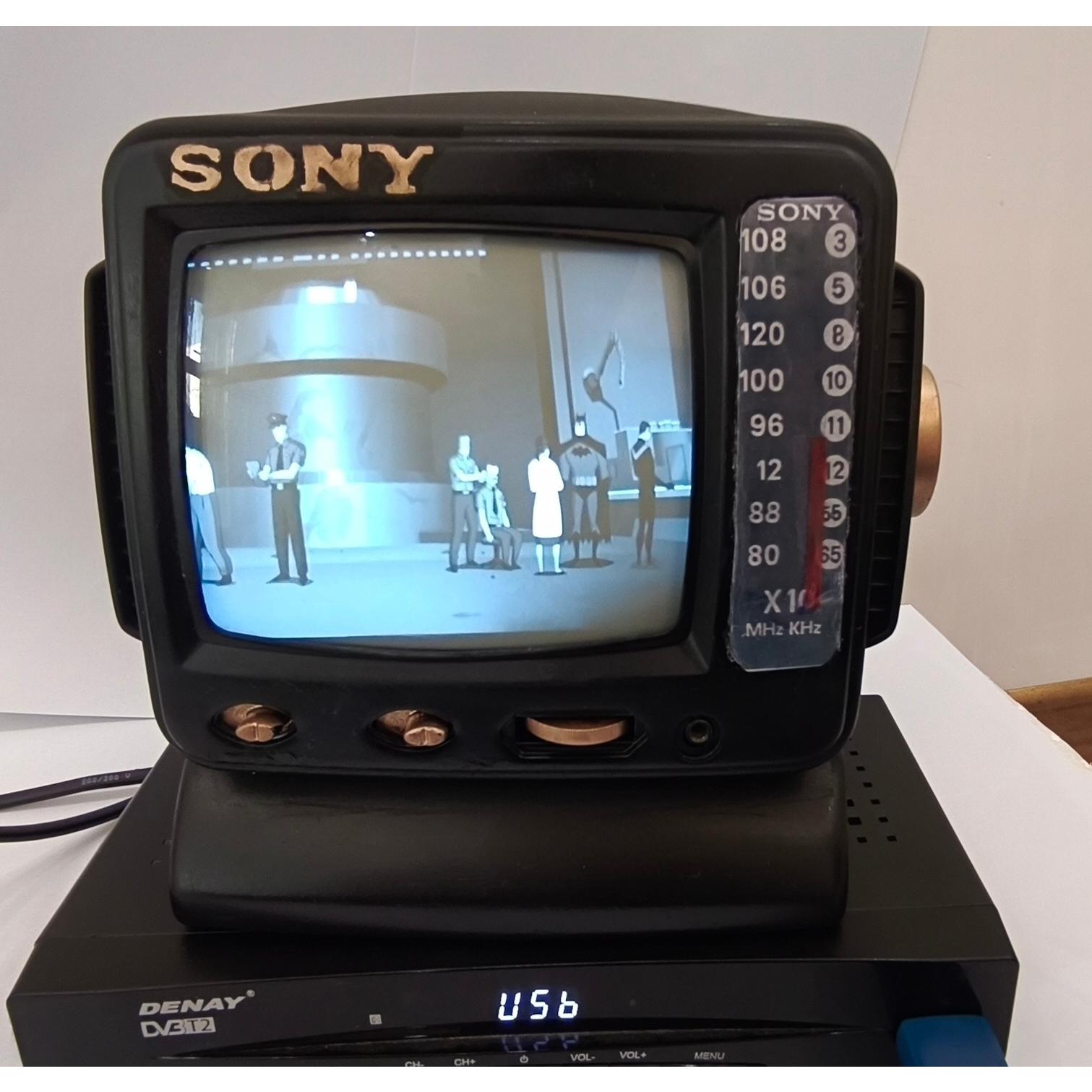 تلویزیون 5.5 اینچ سیاه سفید مناسب دکور