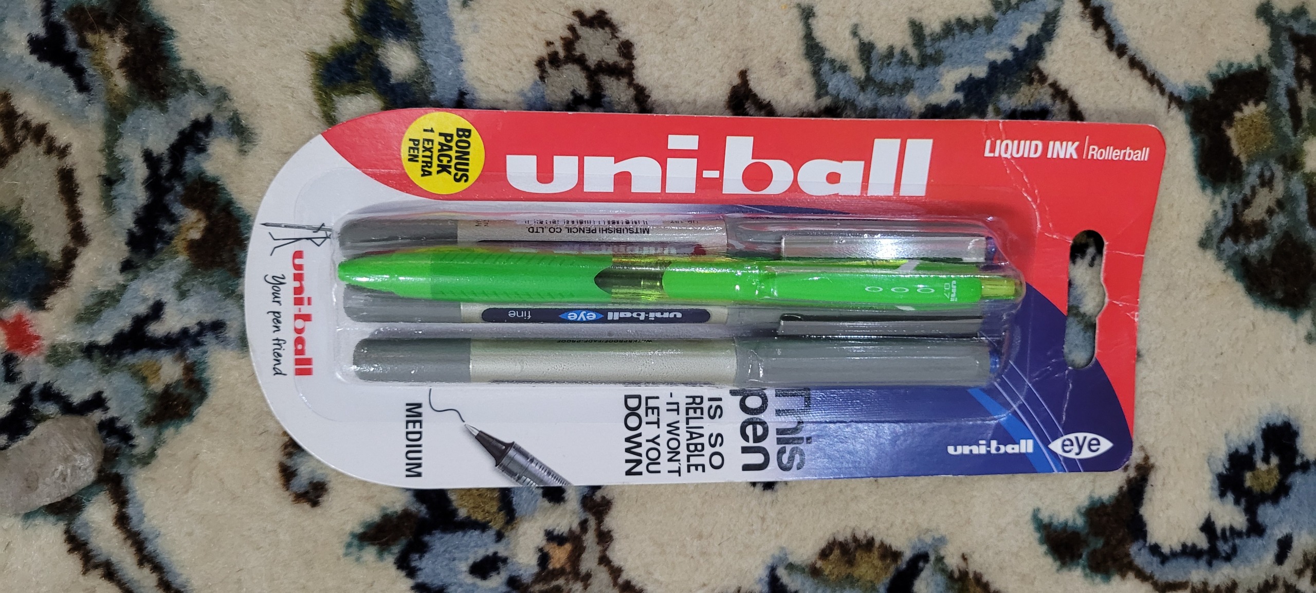 3 عدد رؤان نویس و یک عدد خودکار  اصل uni ball