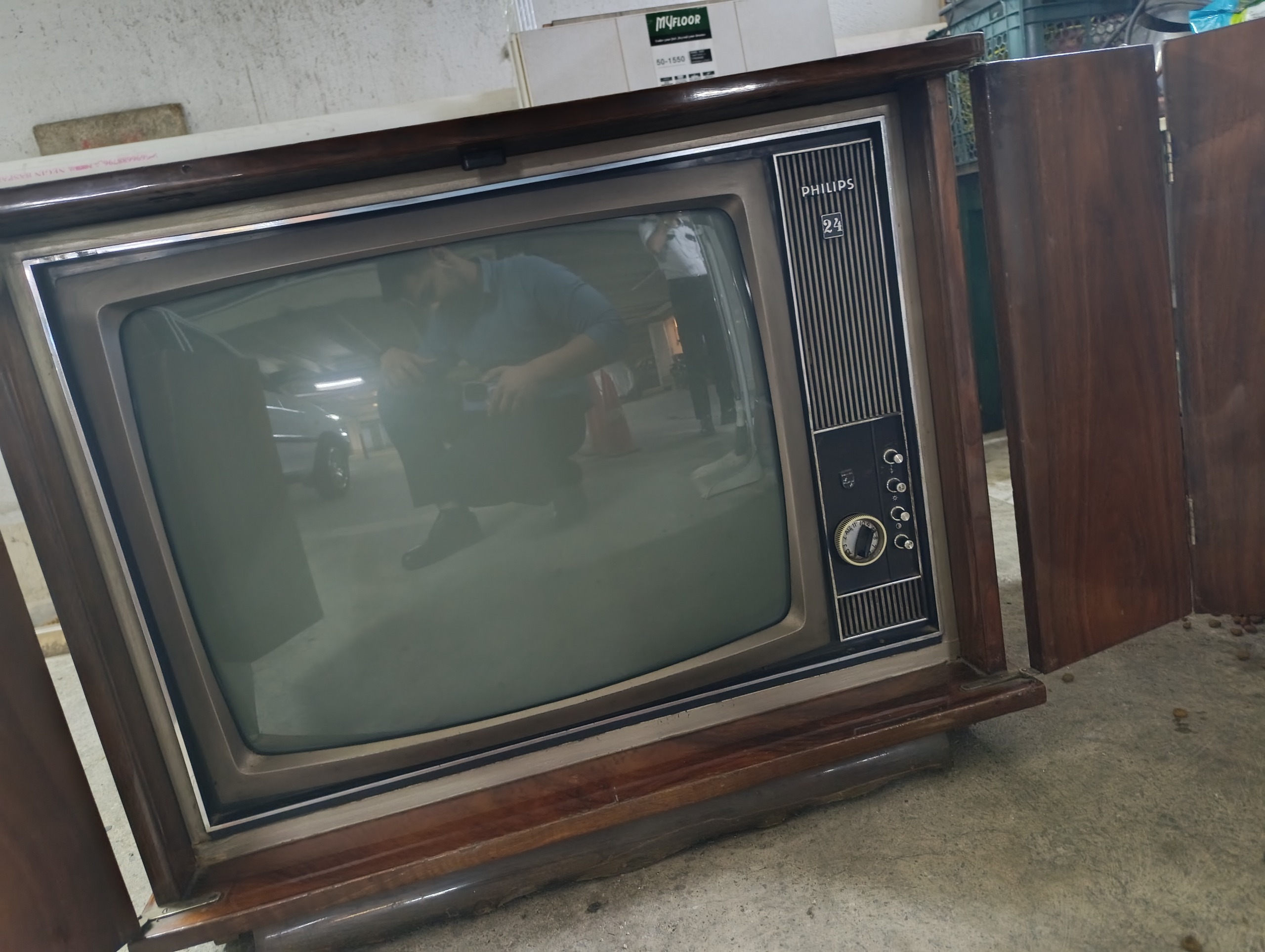 تلولزیون قدیمی فیلیپس