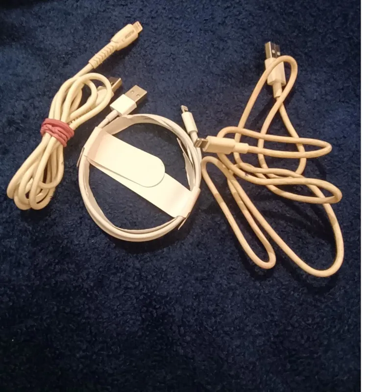 تعدادی کابل شارژر و سری شارژر
