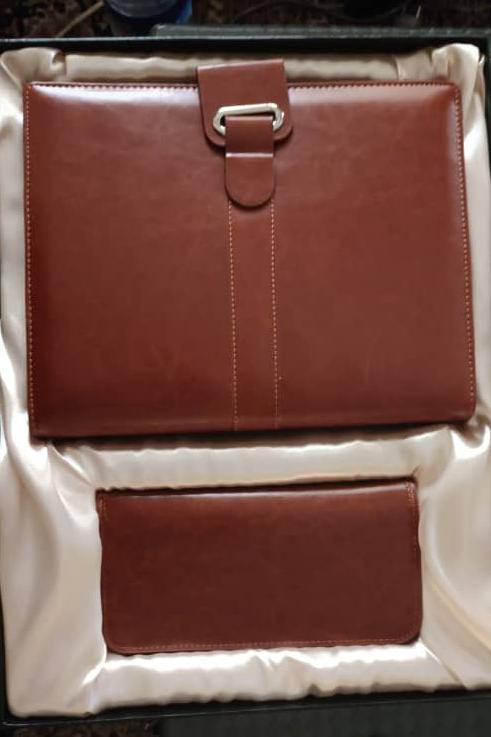 سررسید تقویم، ماشین حساب، کیف پول کارت بانکی