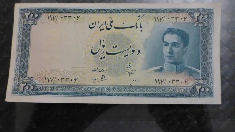 200 ریال محمدرضا پهلوی 102 در کتاب نو بانکی 100 در