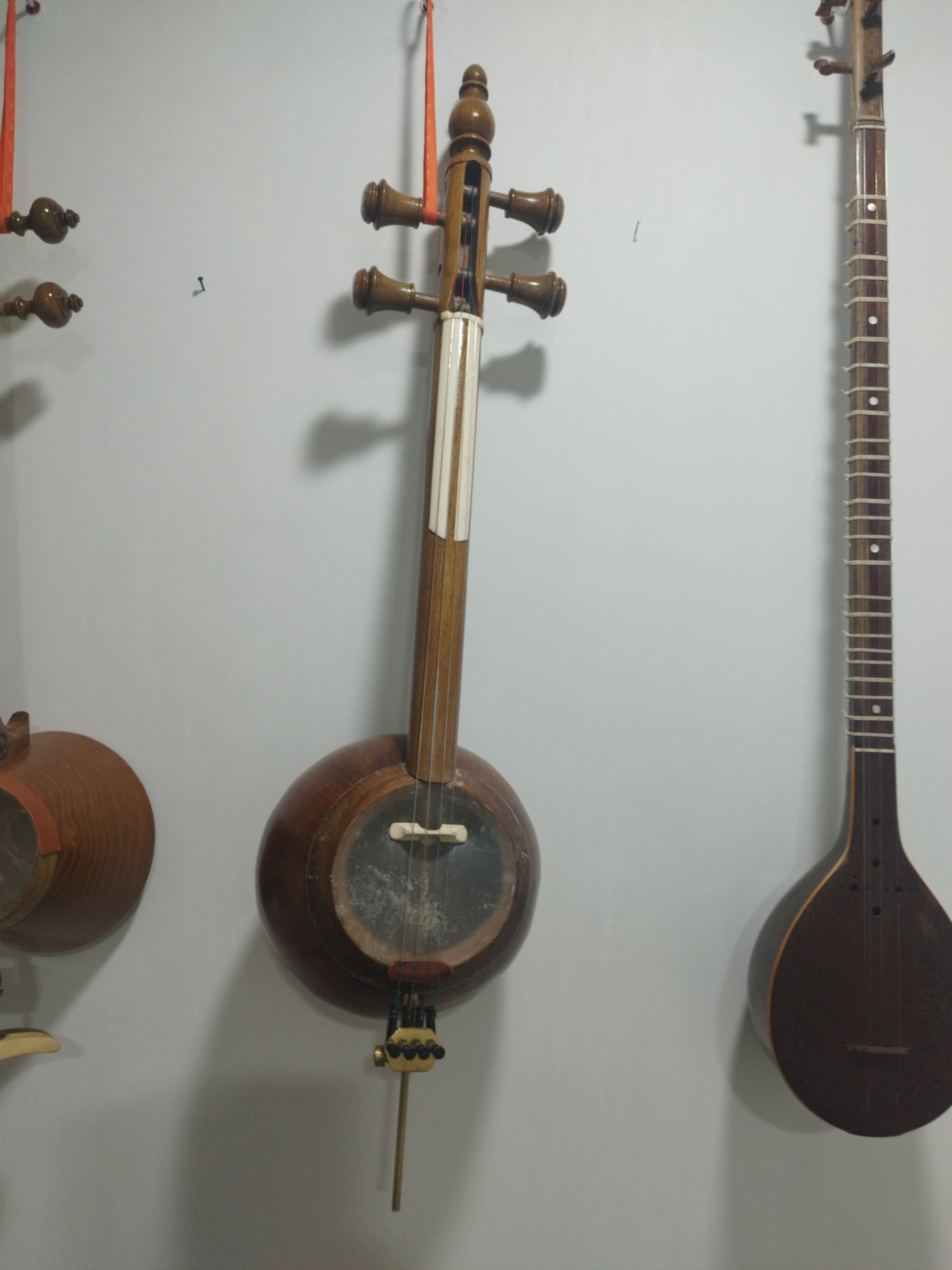 کمانچه پشت بسته