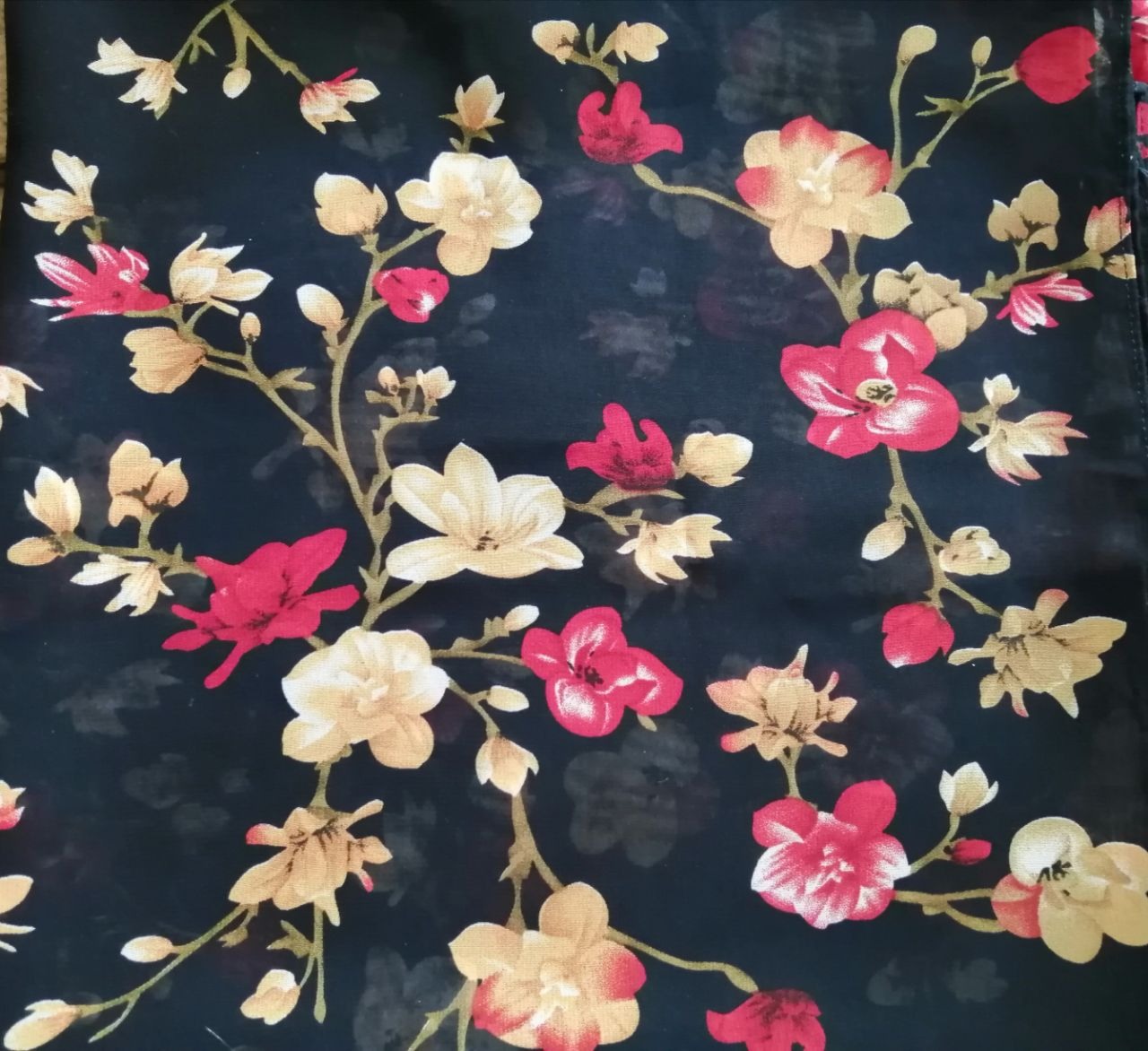 روسری کرپ حریر گلدار