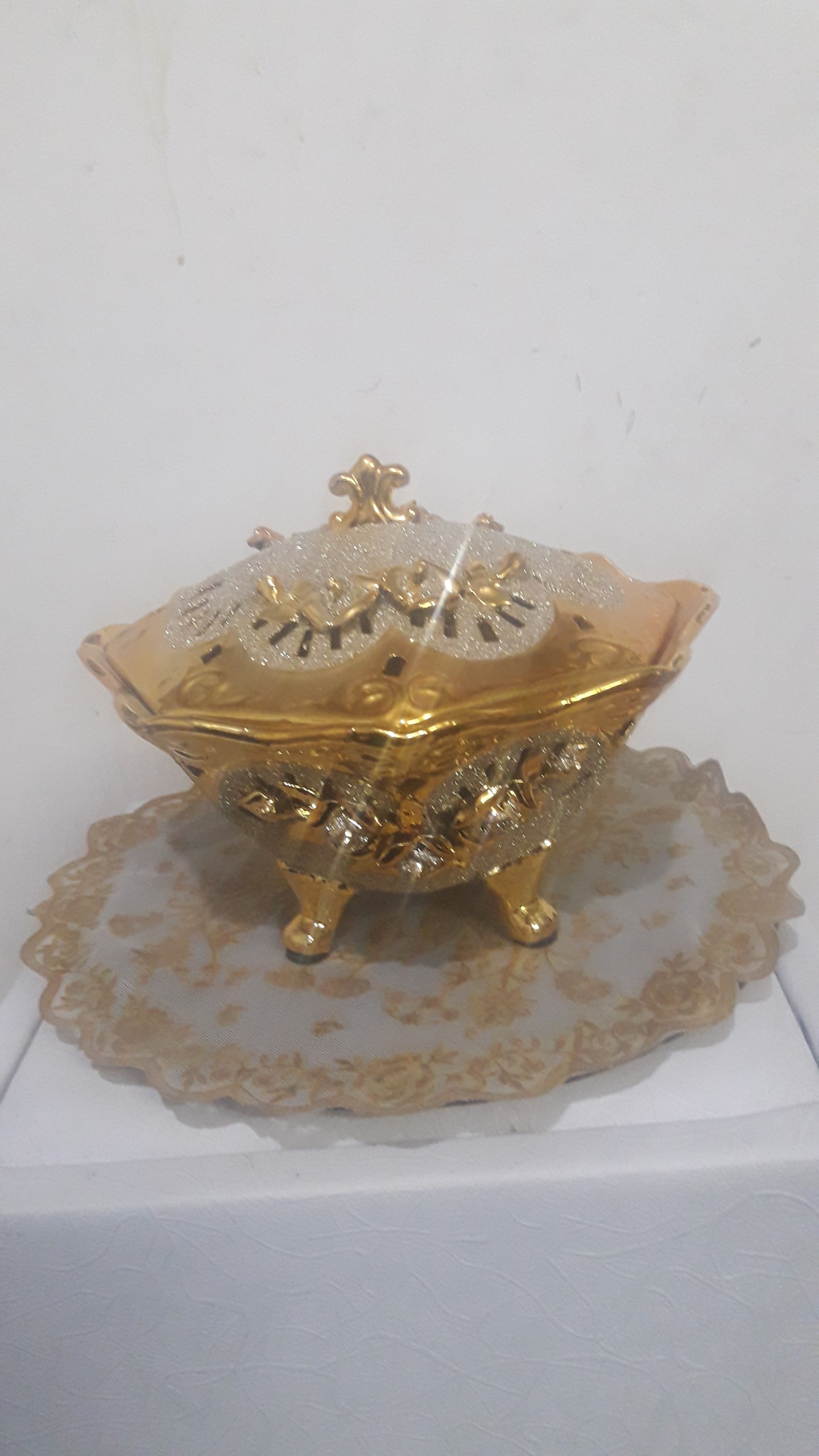 ظروف تزیینی طلائی