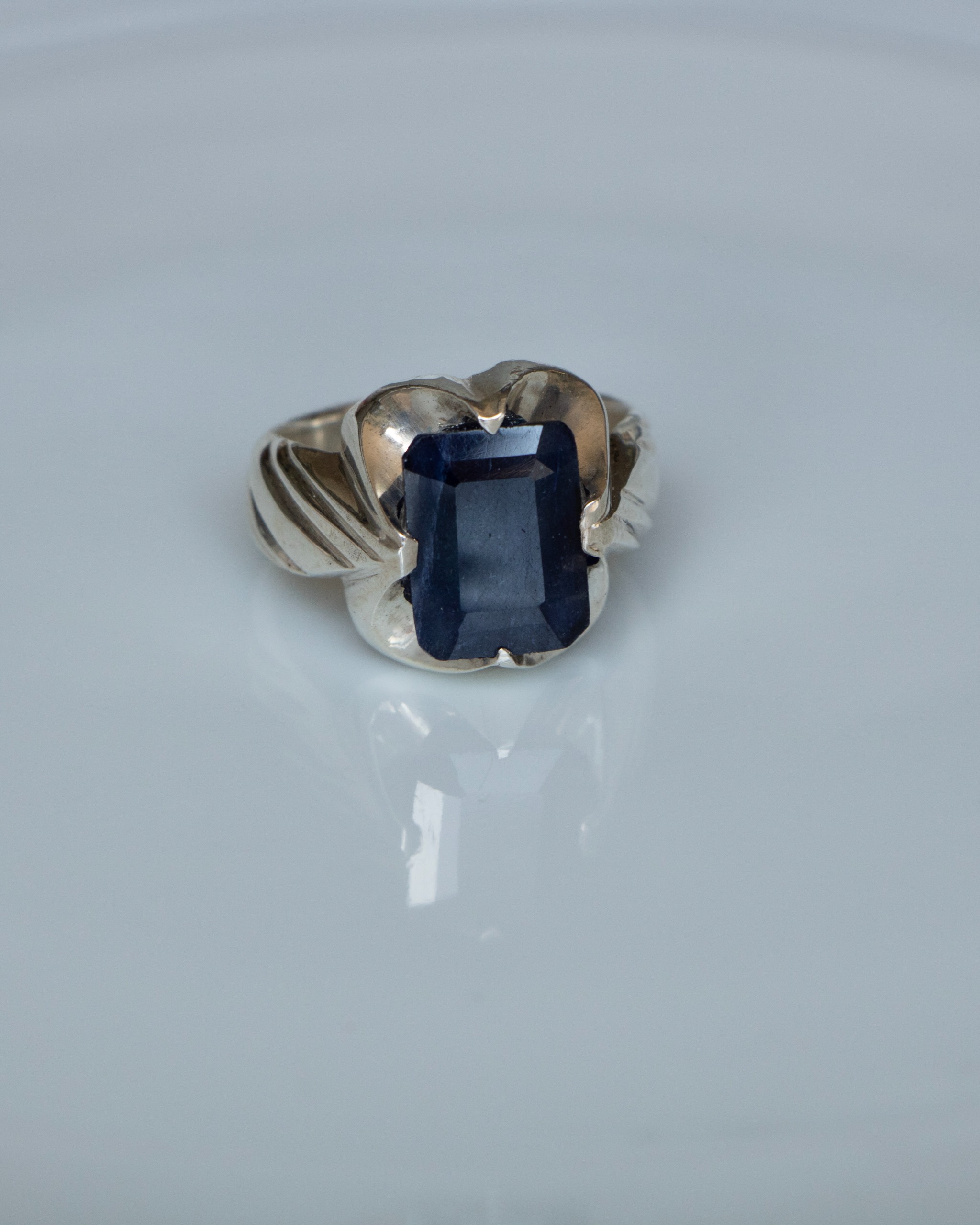 انگشتر مردانه دستساز یاقوت کبود