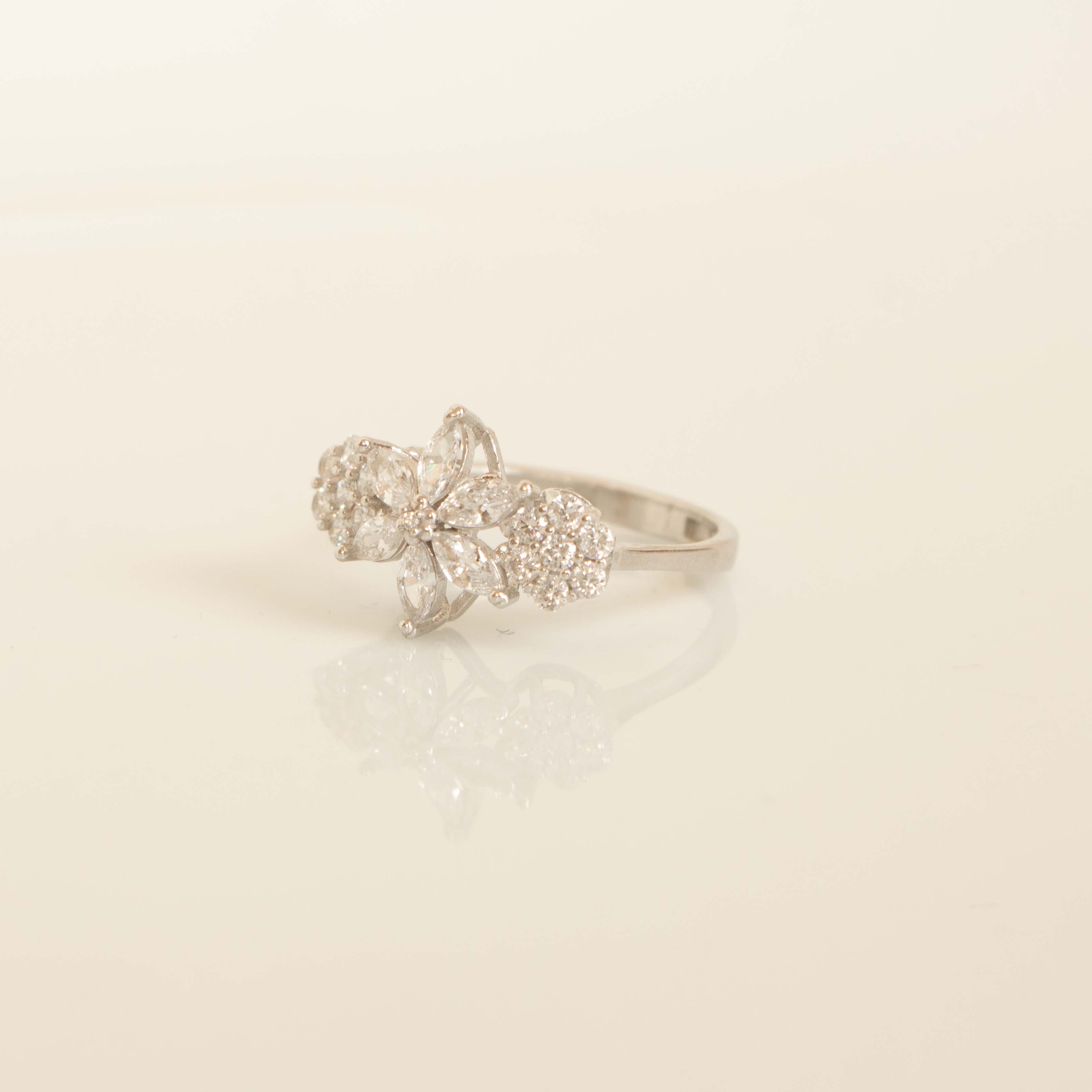 انگشتر زنانه نقره طرح گل