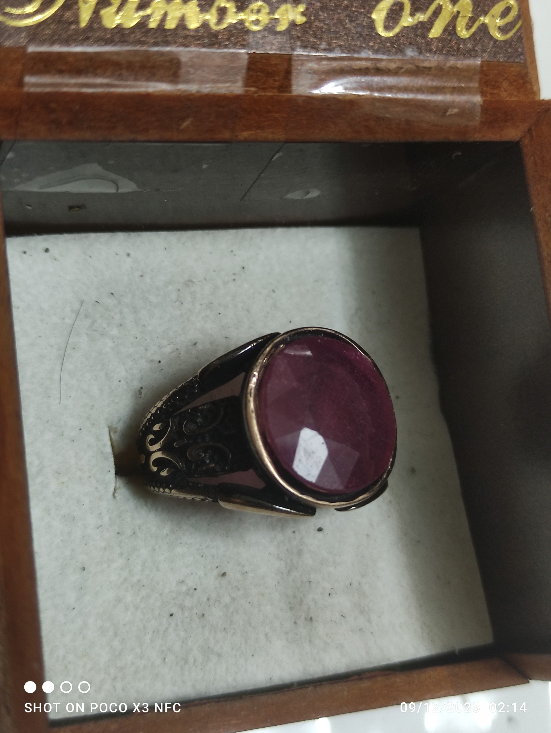 انگشتر با نگین یاقوت کبود