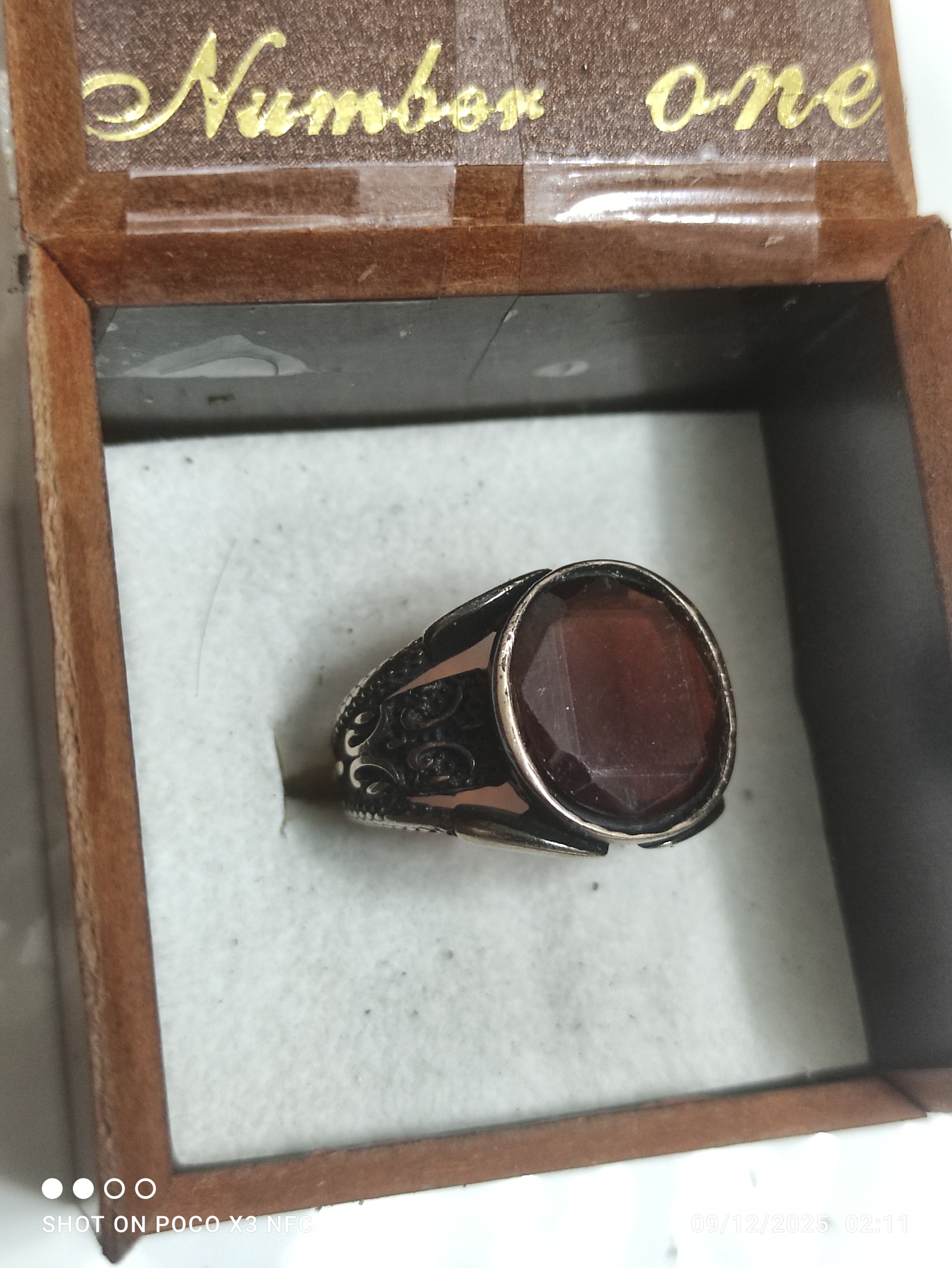 انگشتر با نگین یاقوت کبود