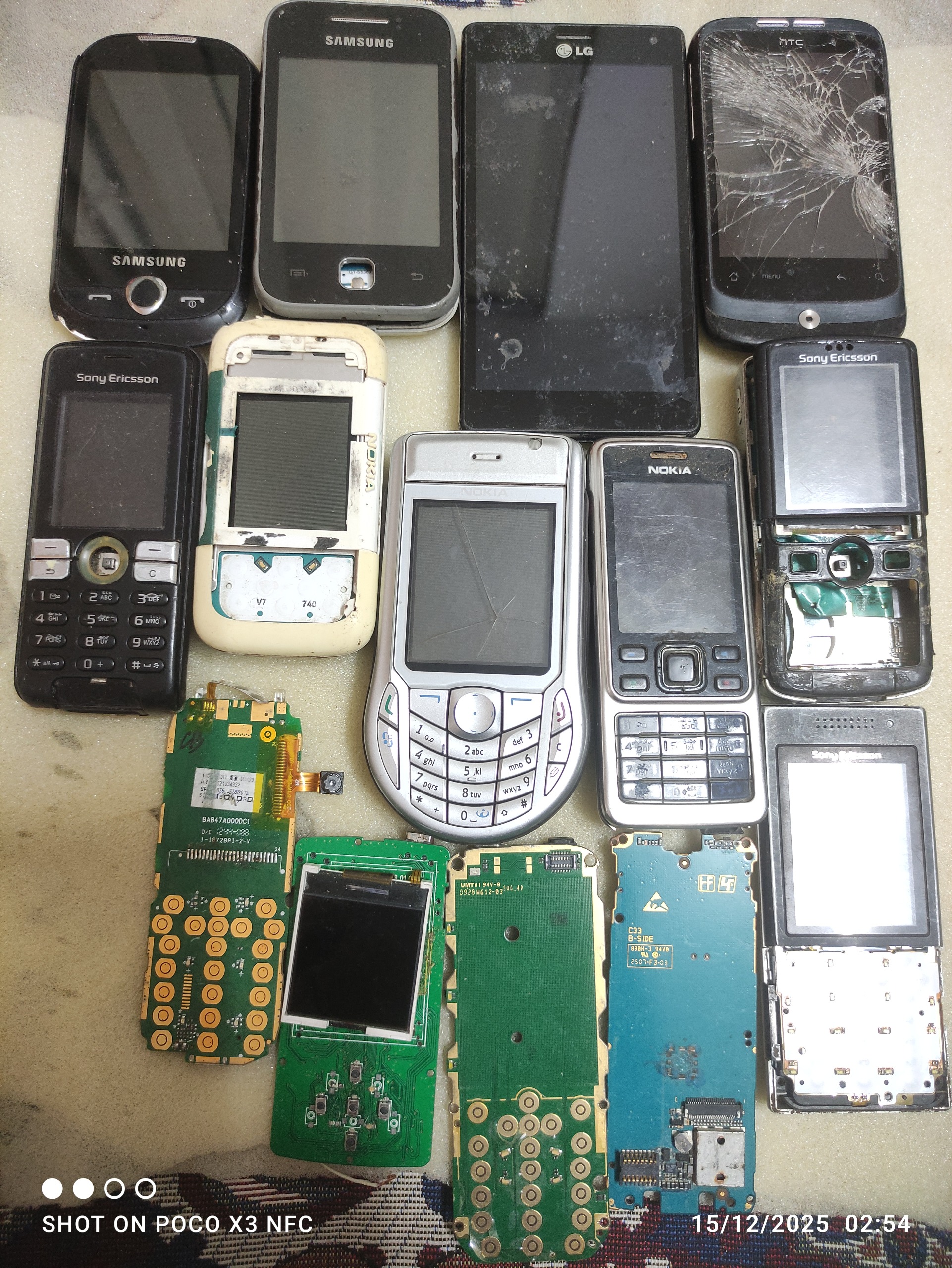 یک کیلو برد وگوشی موبایل اصلی قدیمی