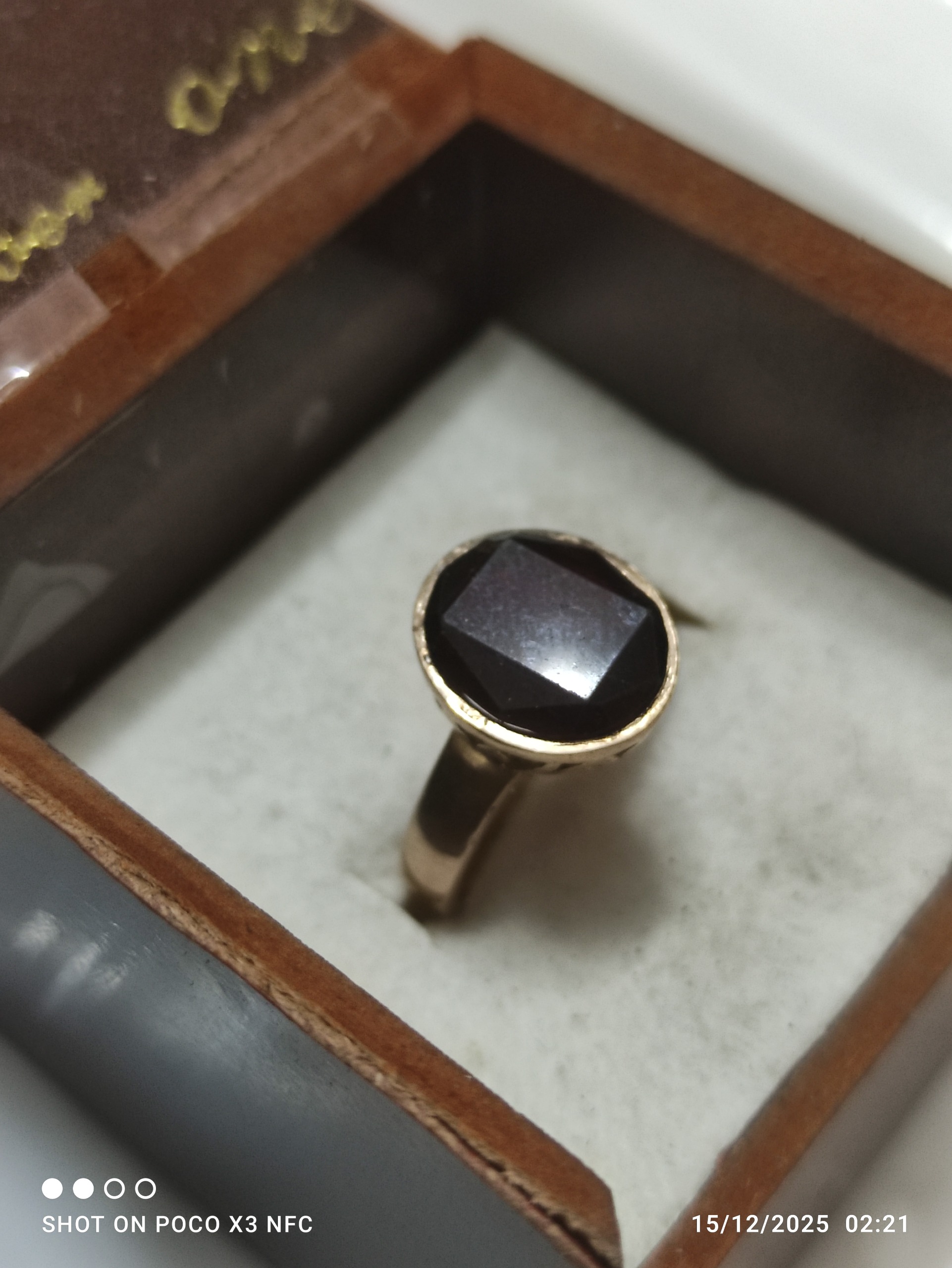 انگشتر با نگین یاقوت کبود