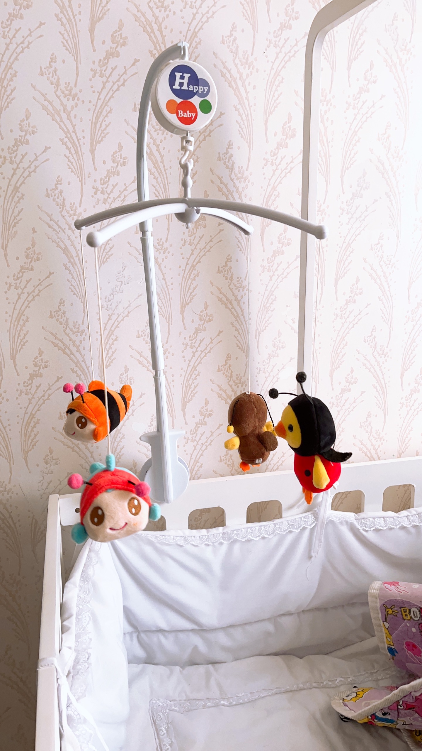 گهواره کنار تخت مادر همراه عروسک موزیکال