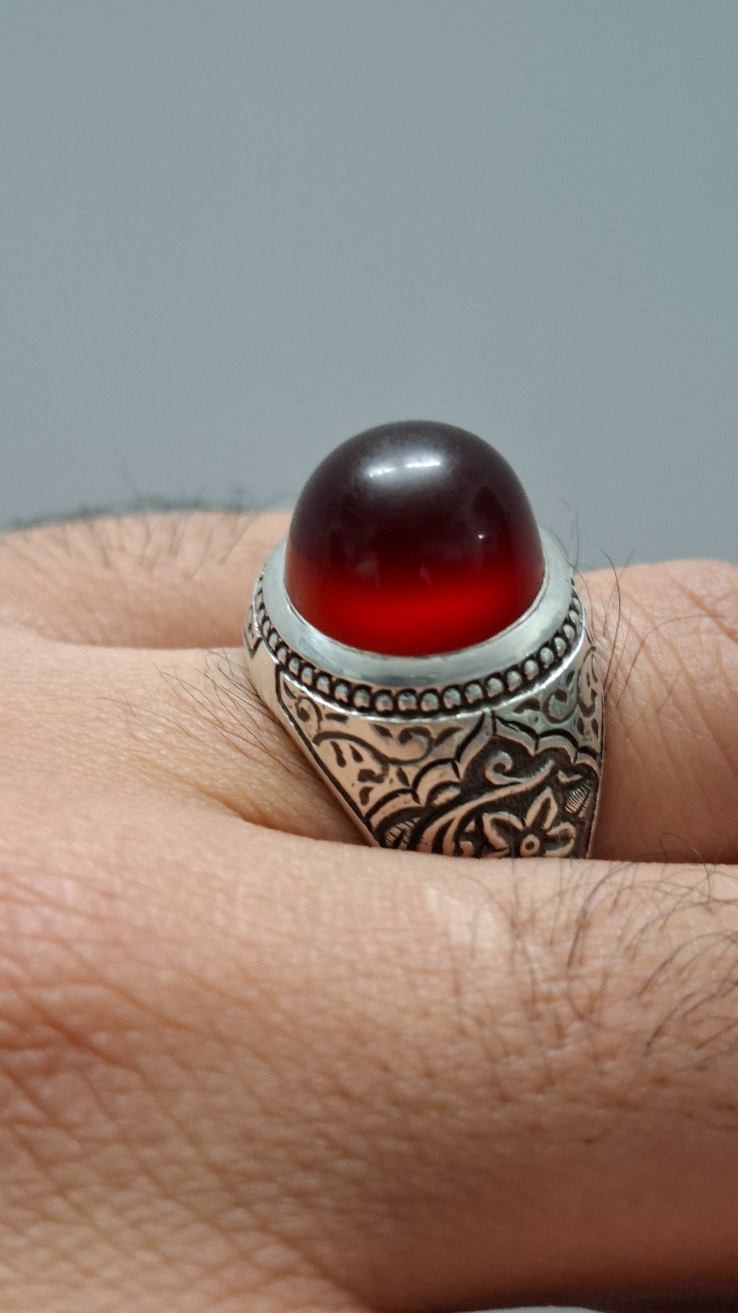 انگشتر عقیق سرخ سیاه سن دار رکاب چمنی