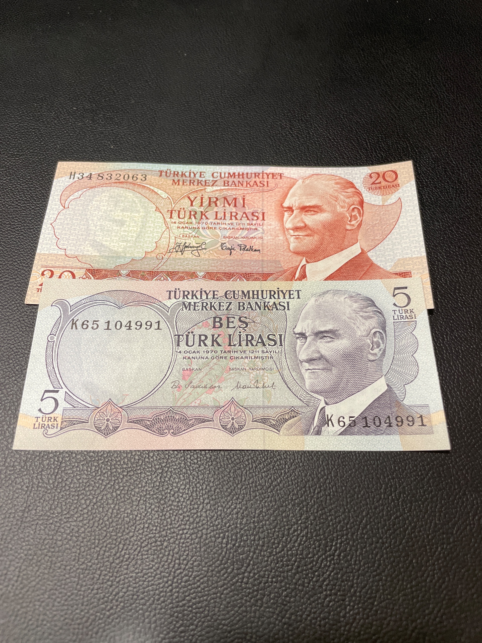 دو عدد اسکناس ترکیه