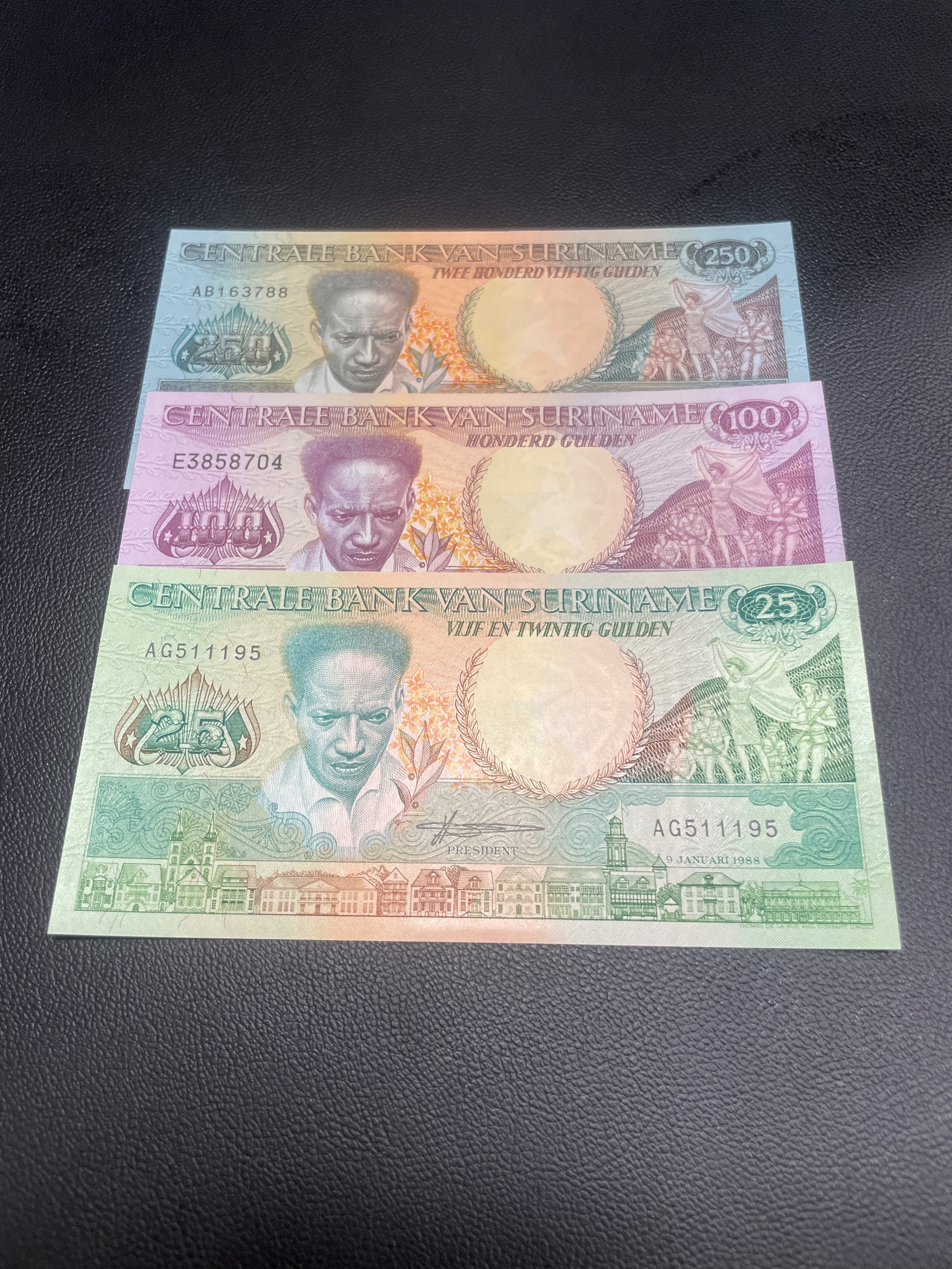 نیم ست سورینام