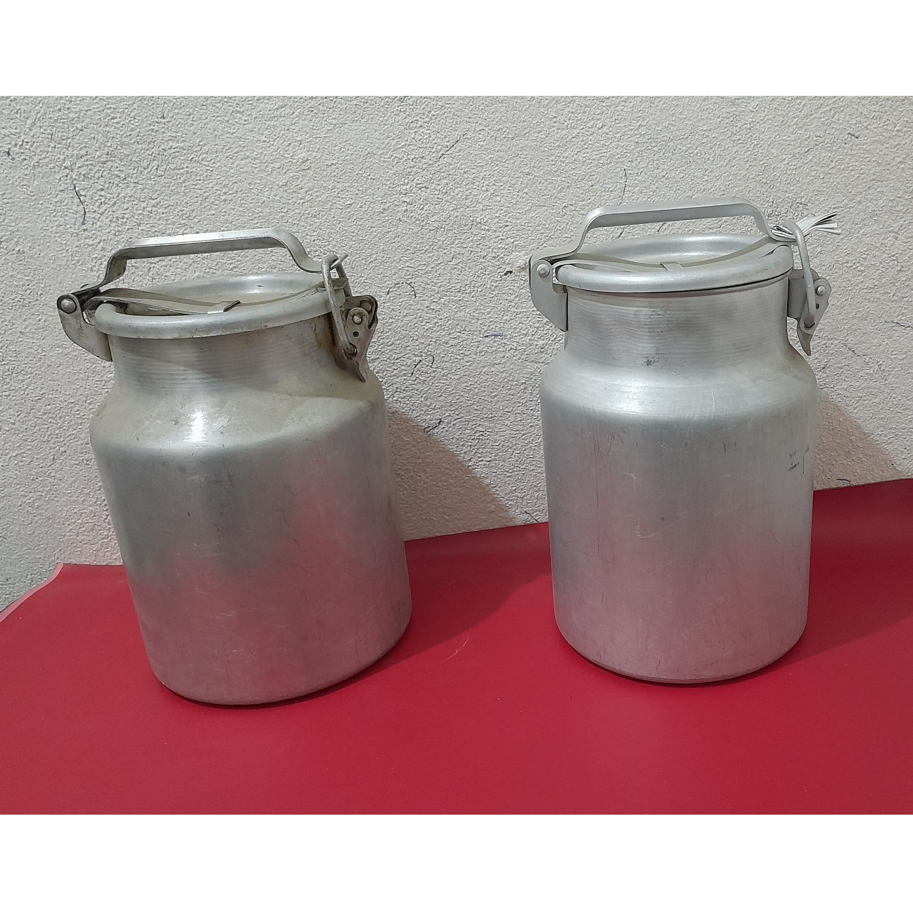 یک جفت دبه روغن و شیرقدیمی