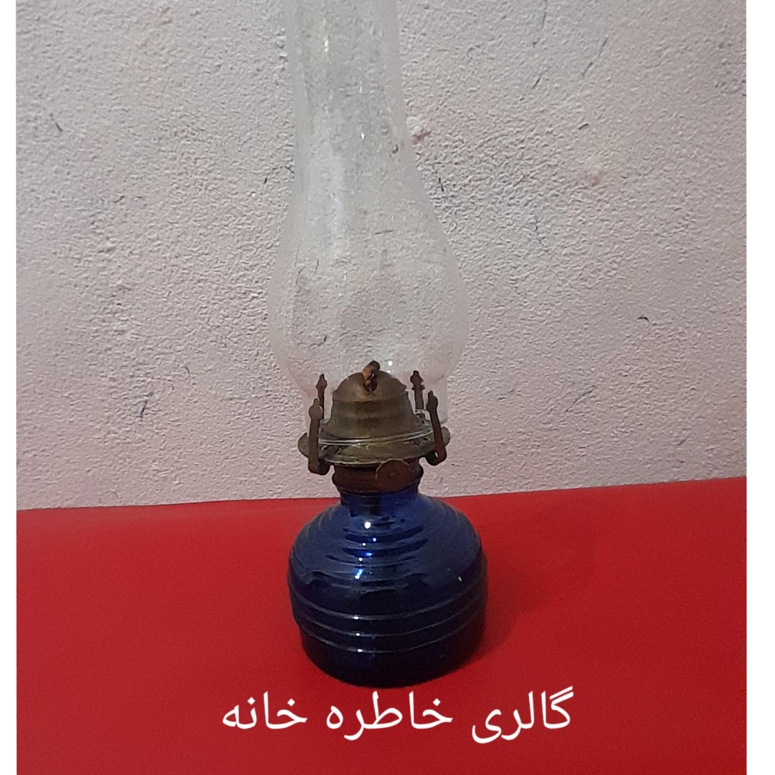چراغ شیشه ای آبی قدیمی