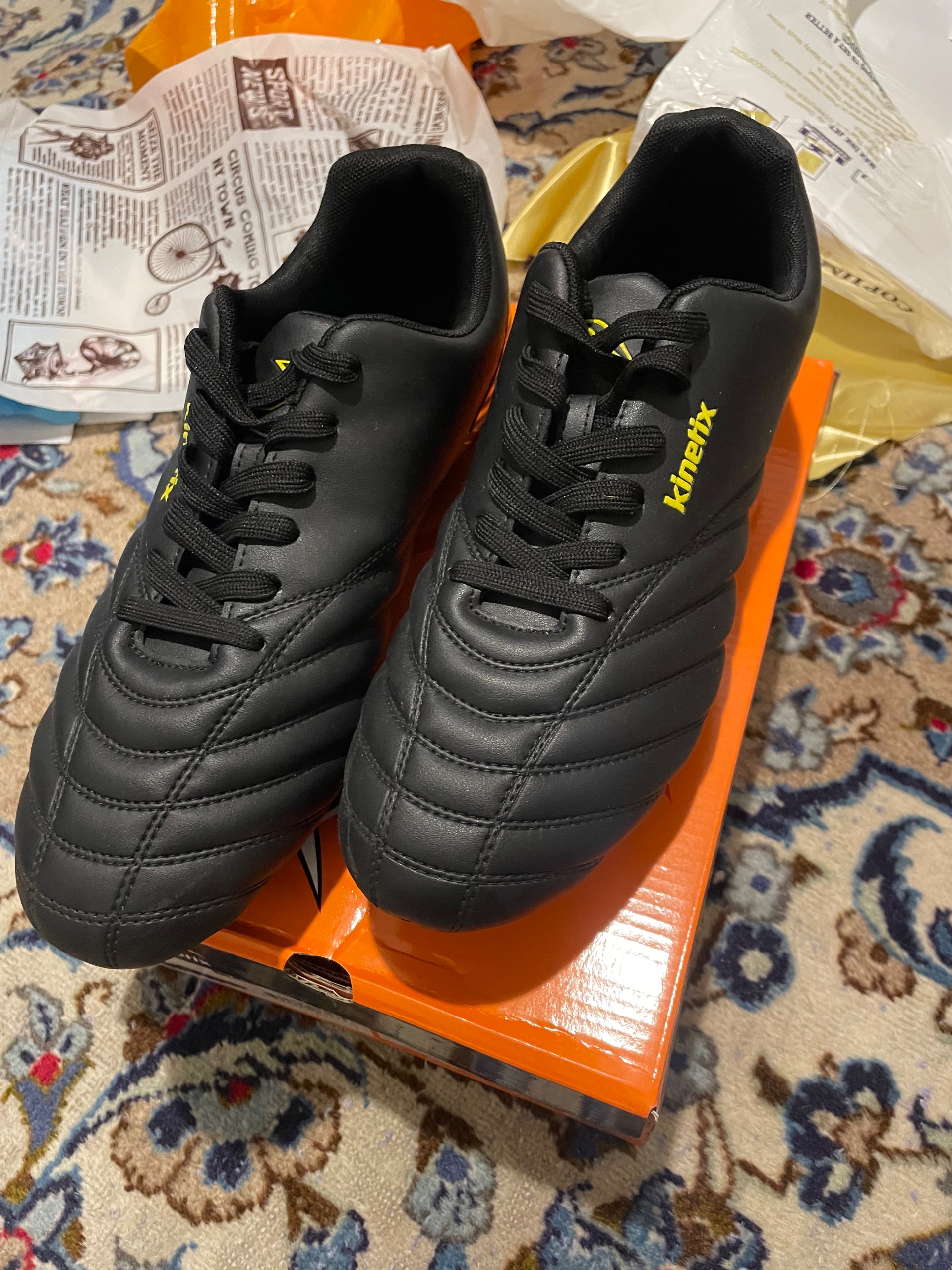 کتونی فوتبال kinetix