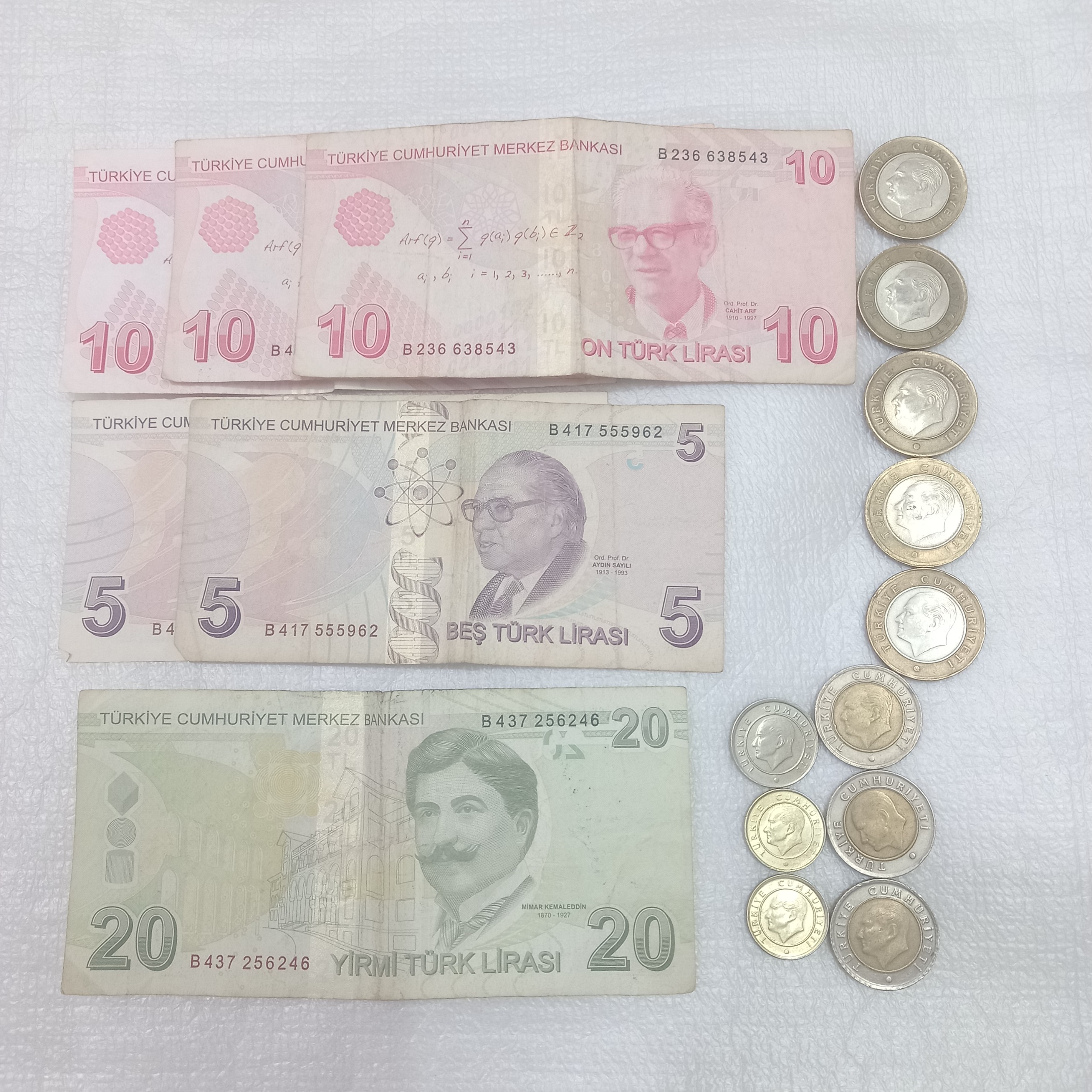 مقداری اسکناس و سکه ترک
