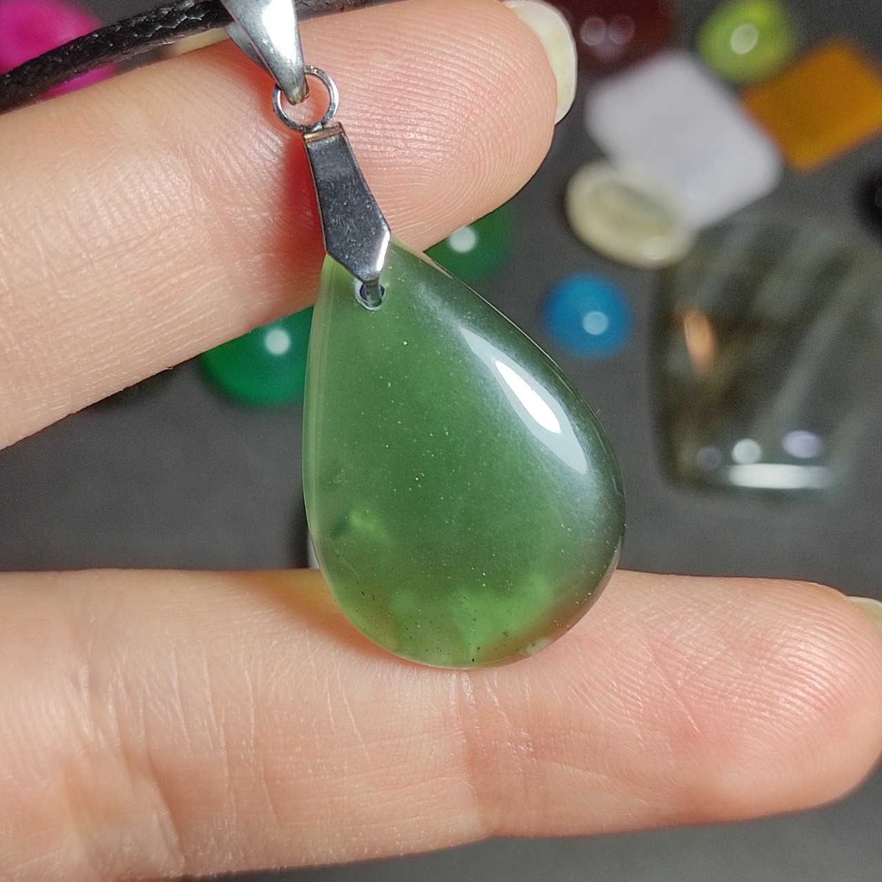 گردنبند سنگ یشم خوش رنگ معدنی   کد  10074