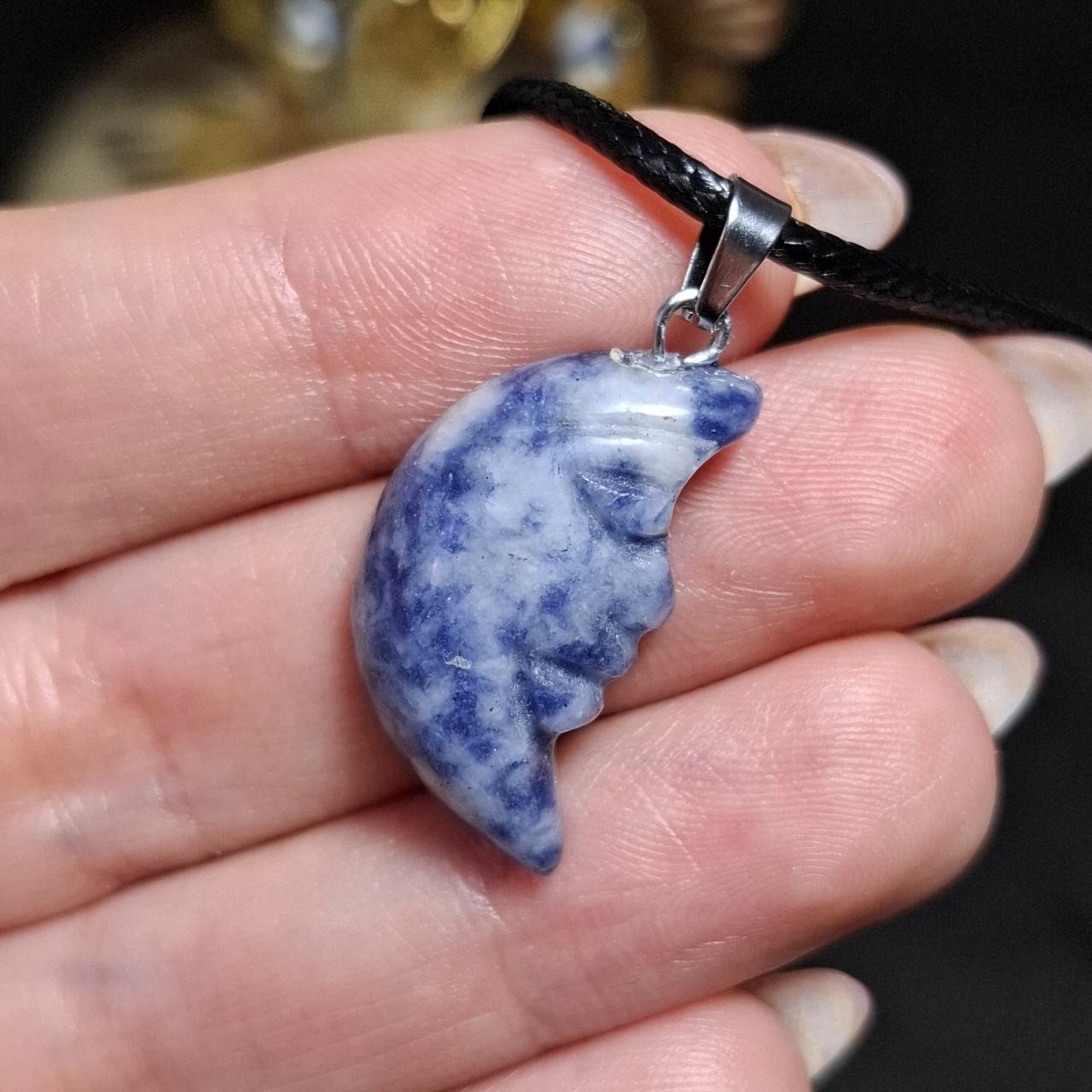 گردنبند آویز سنگ سودالیت معدنی تراش ماه کد 10440