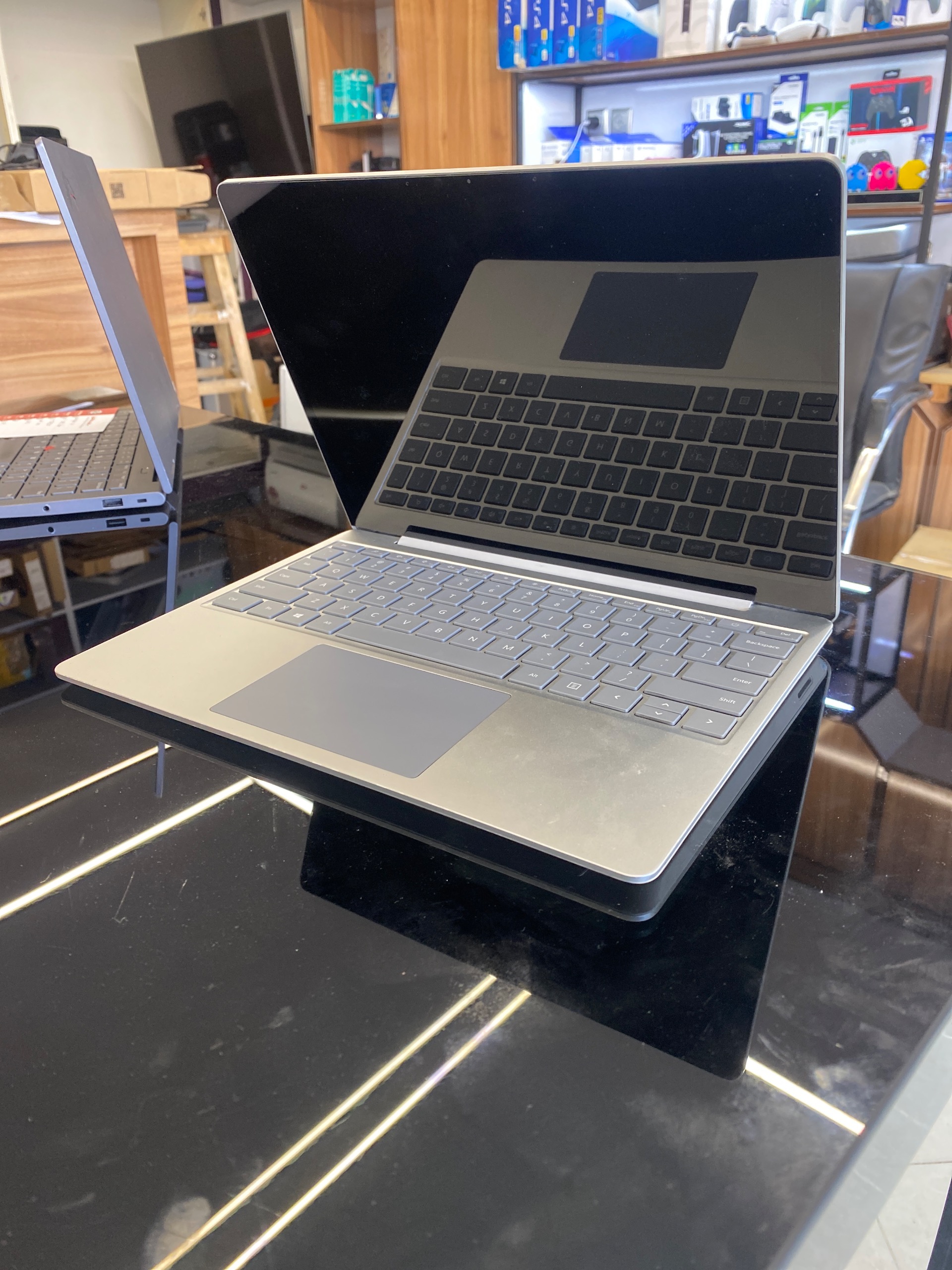 Surface laptop go