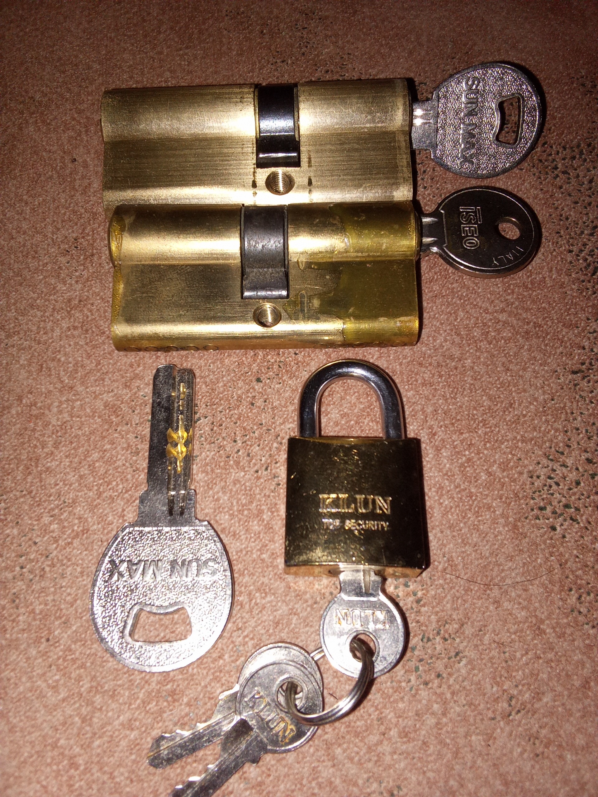 مغزی برنجی و قفل آویز کوچک