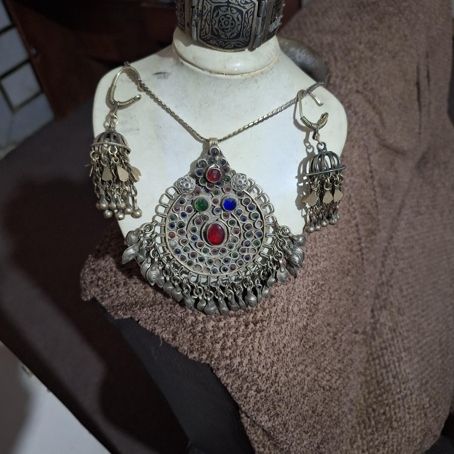 گردنبند وگوشواره ودستبند قدیمی وزیبا