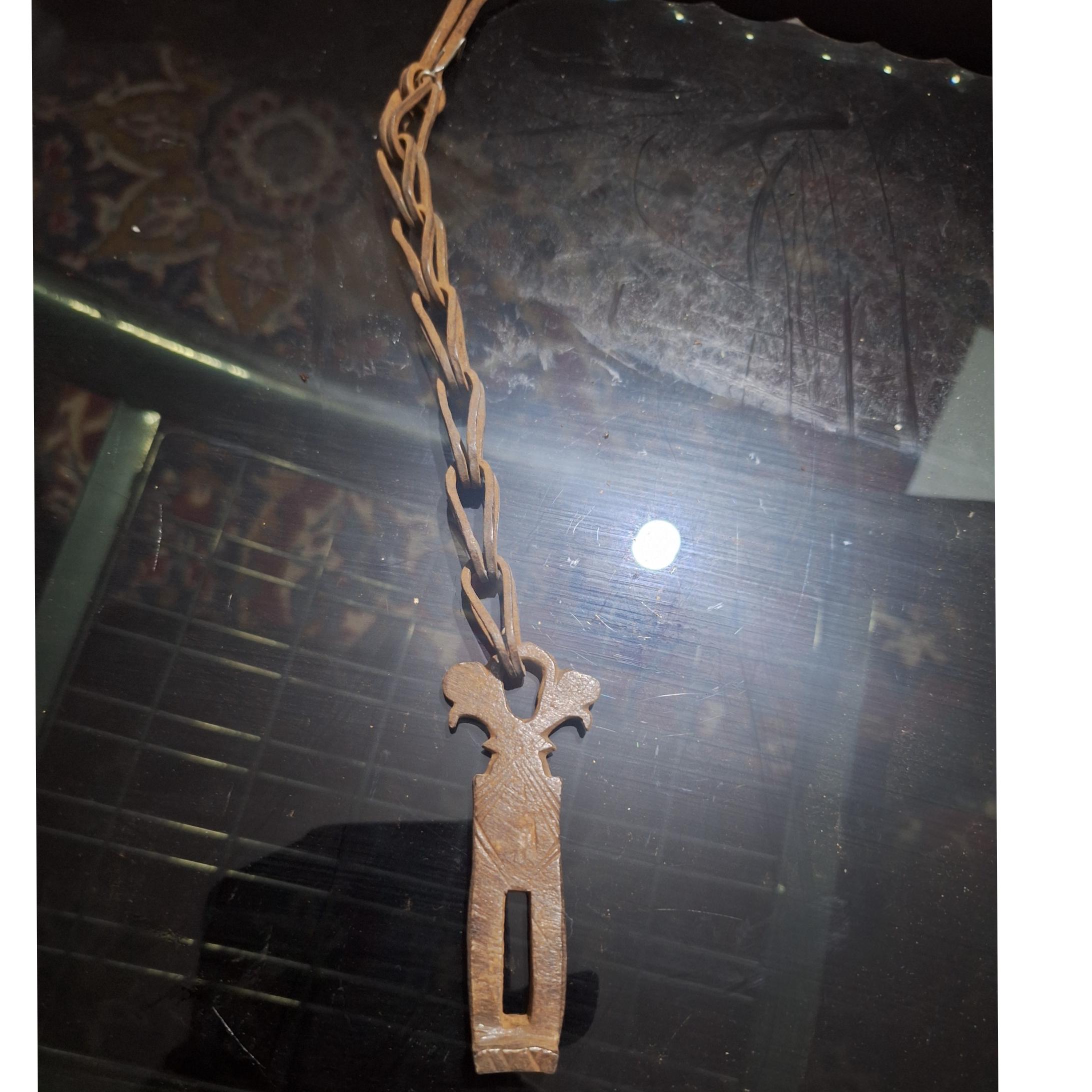 چفت فولادی درب چوبی قدیمی وضخیم