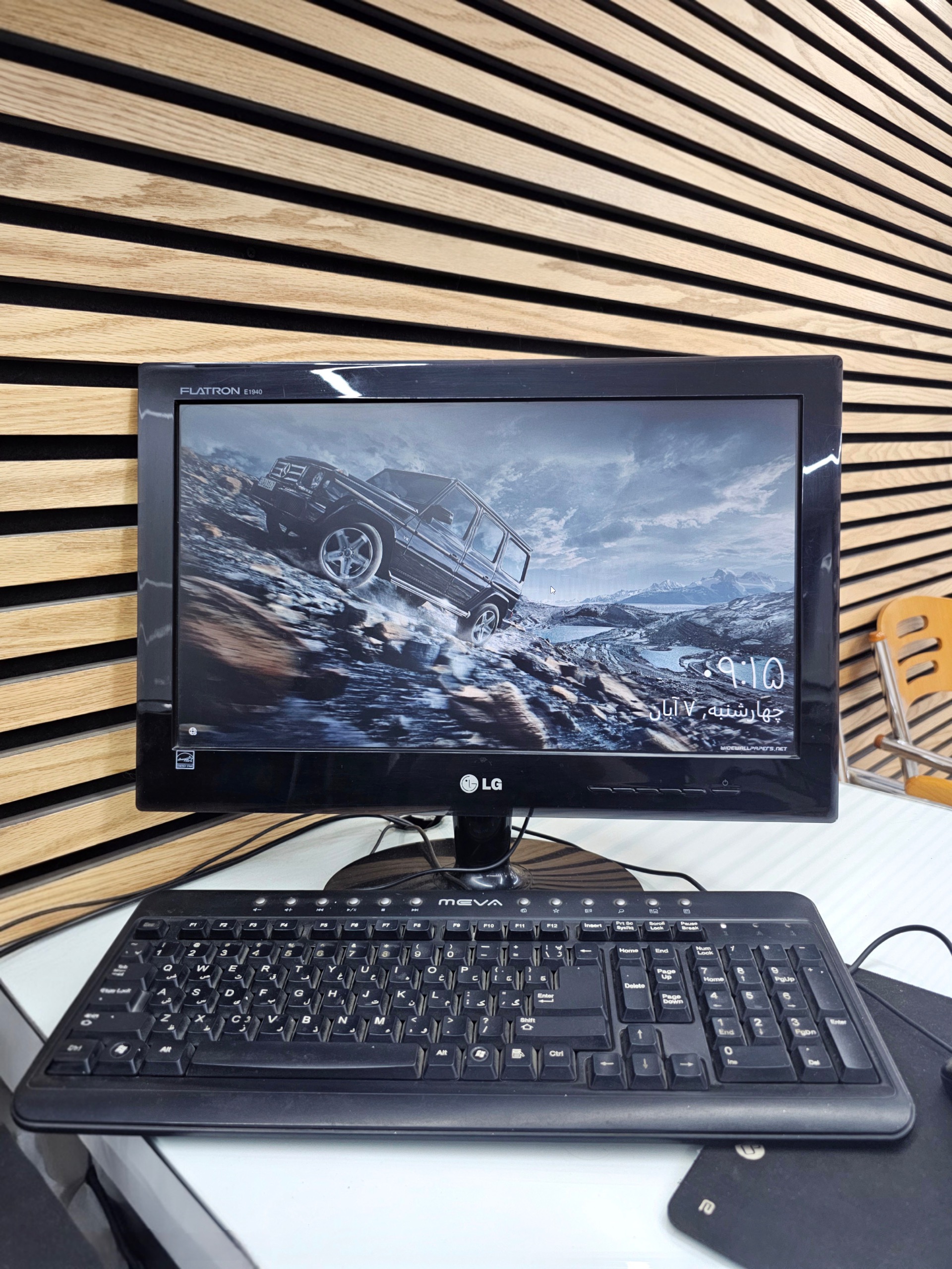 کیس کامپیوتر به همراه مانیتور و لوازم