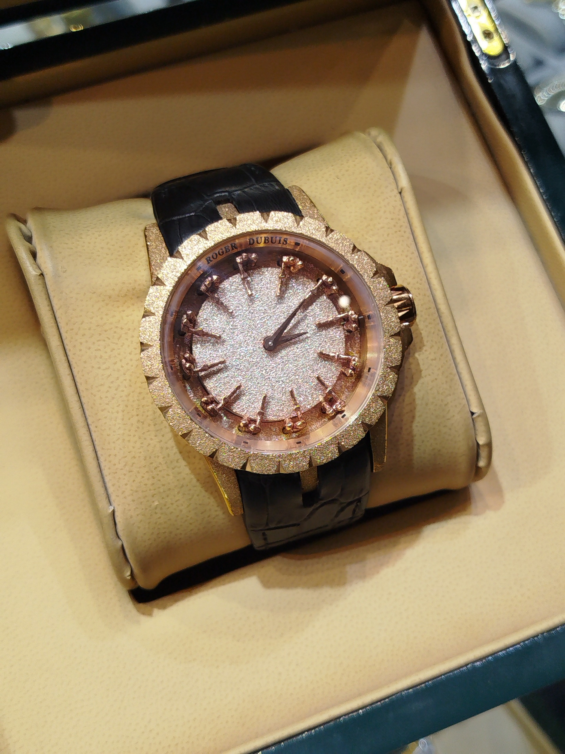 ساعت مچی مردانه برند راجر دوبیس ROGER DUBUIS