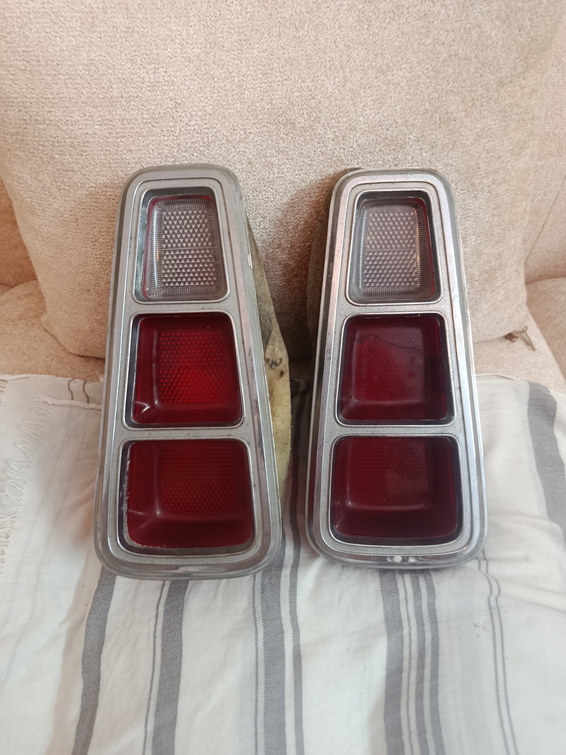 چراغ خطر عقب دوج کورنت مدل 68
