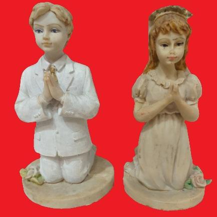 مجسمههای دختر و پسر در حال نیایش