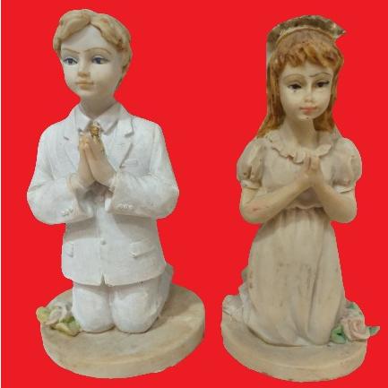 مجسمه دختر و پسر در حال نیایش