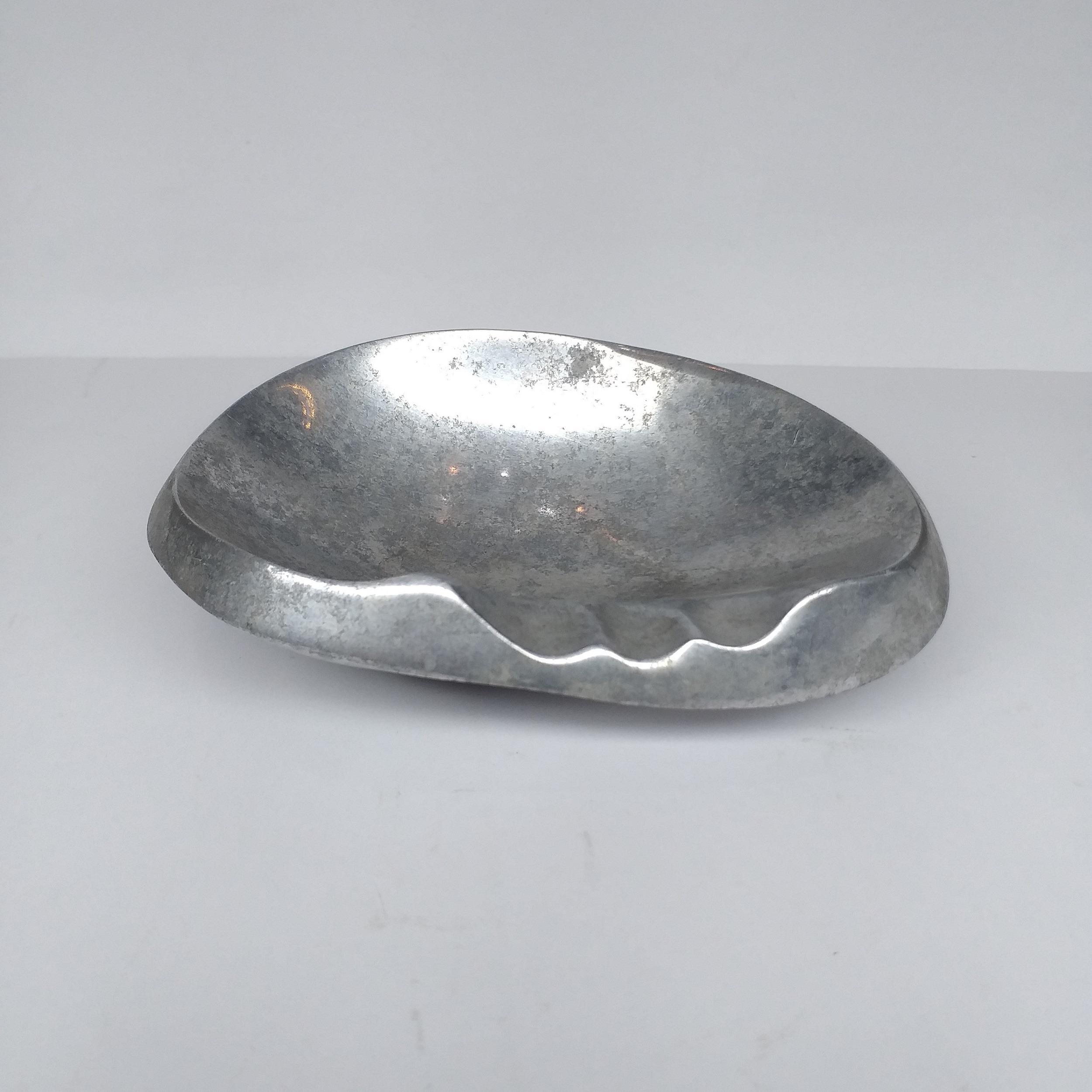 زیرسیگاری آلومینیومی قدیمی طرح صدف