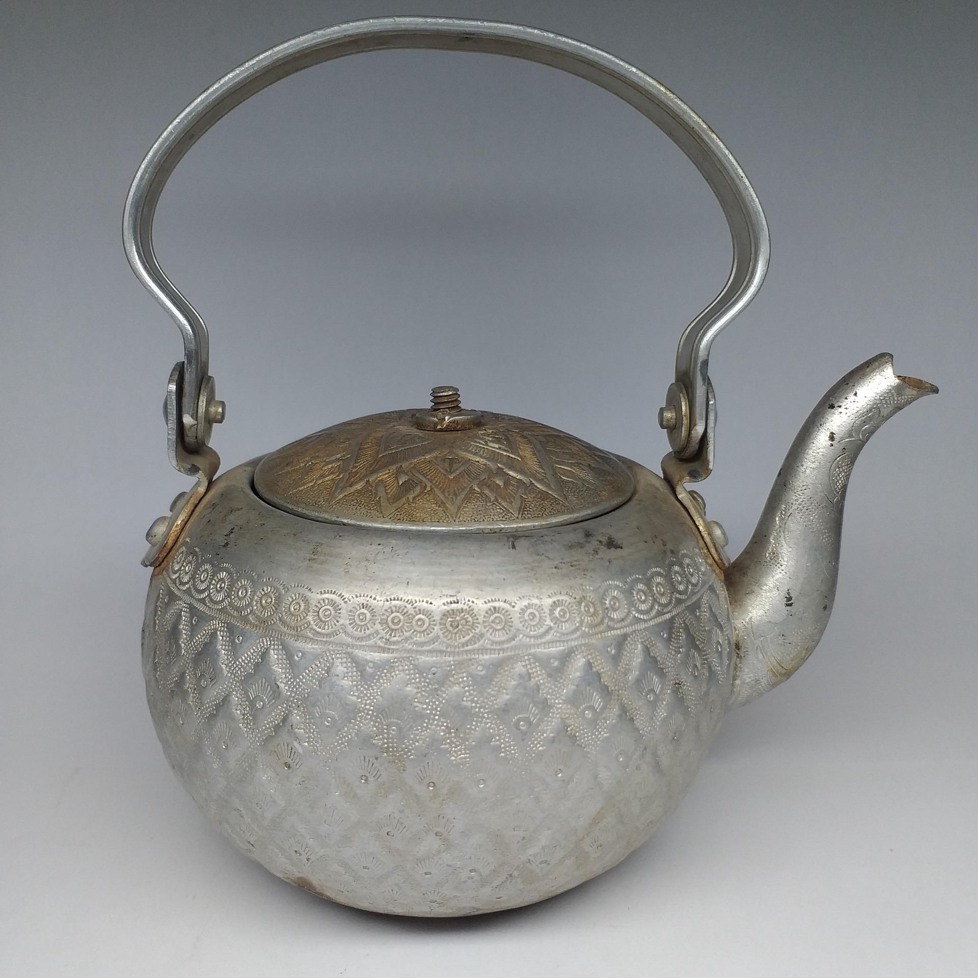 کتری آلومینیومی قدیمی حکاکیشده