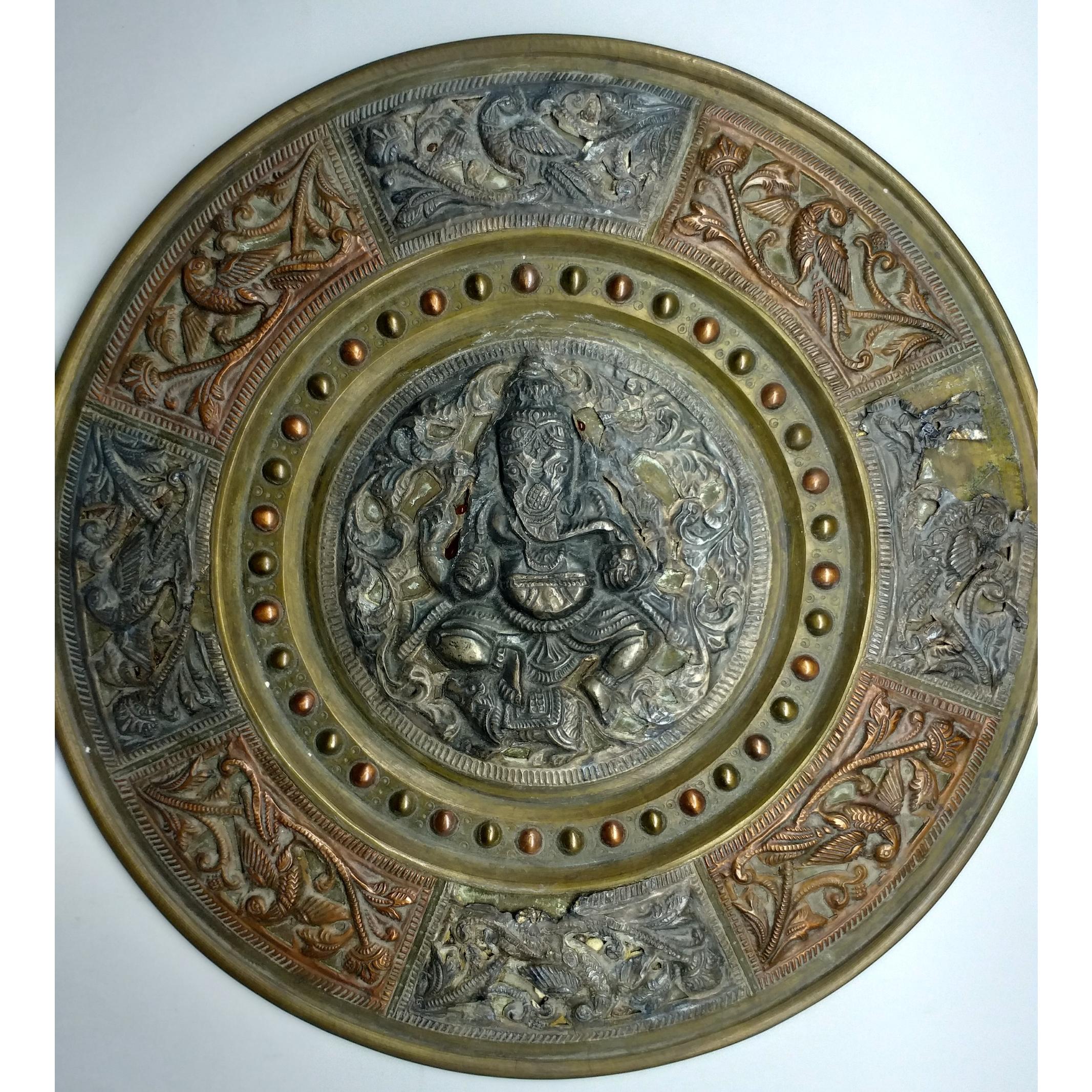 دیوارکوب فلزی نقشبرجسته