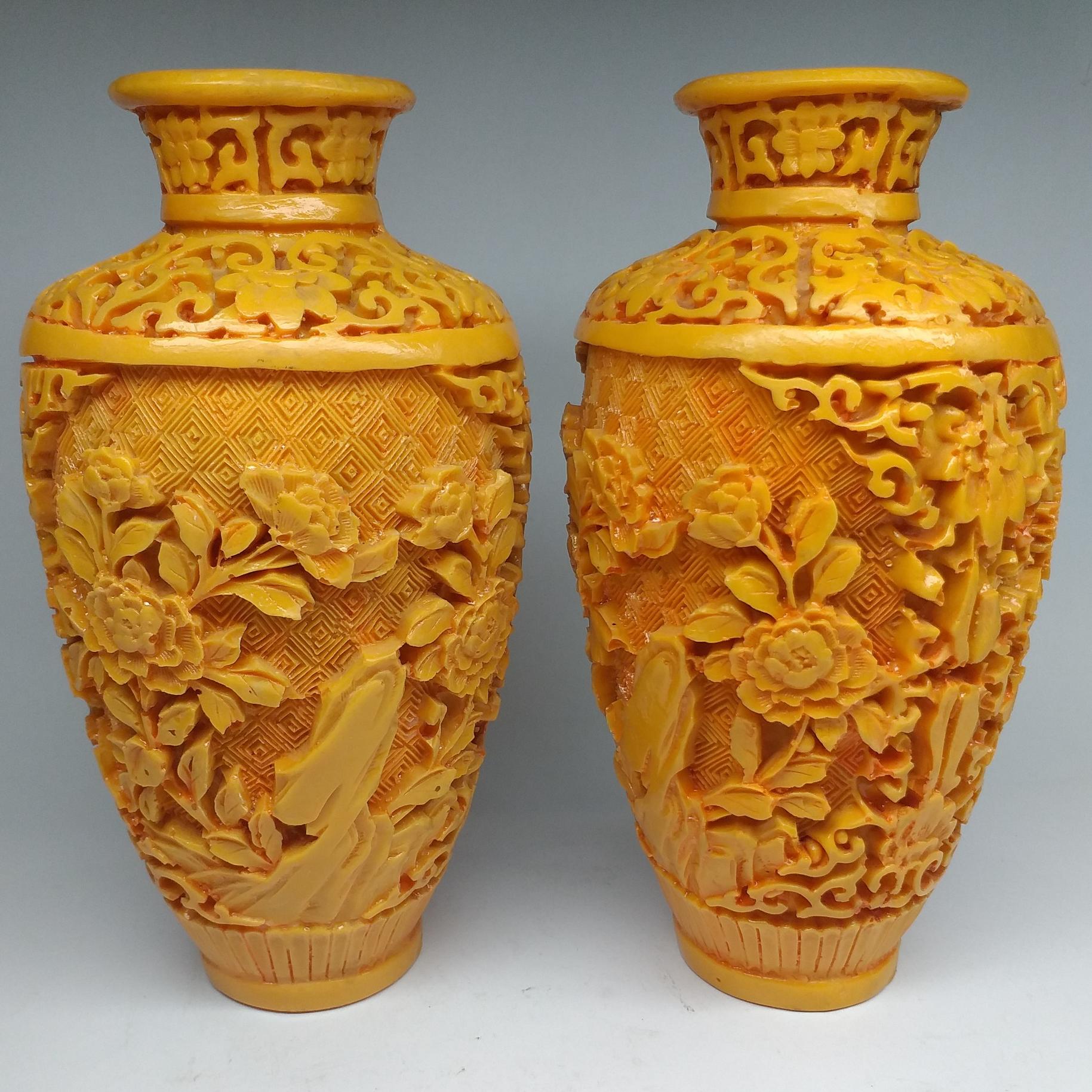 یک جفت گلدان سرامیکی قدیمی