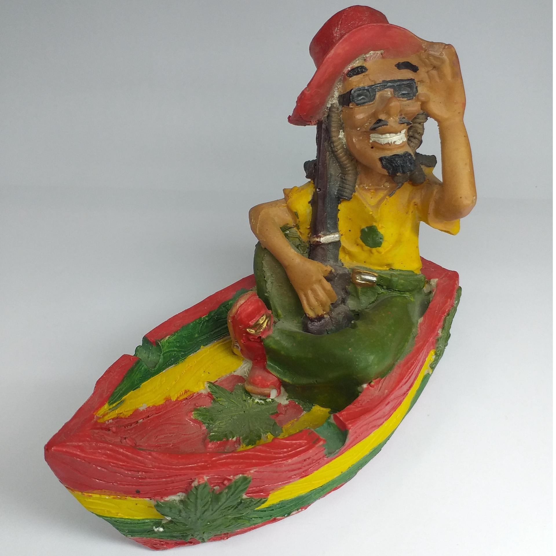 زیر سیگاری مرد قایق سوار