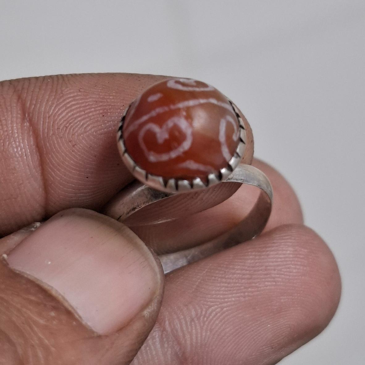 انگشتر قدیمی بانگین عقیق با نقش های بیاضی