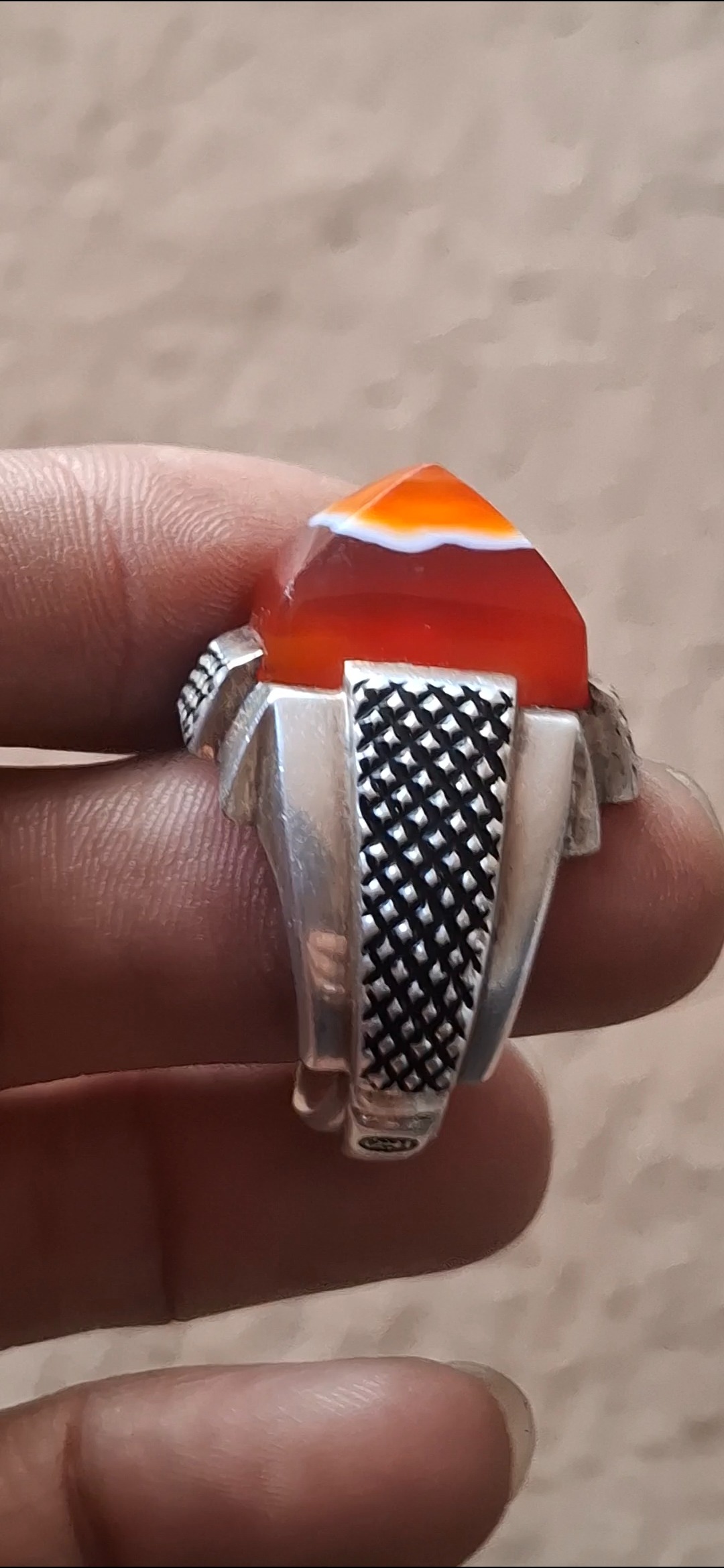 انگشتر عقیق سرخ سپوست تیغابدار