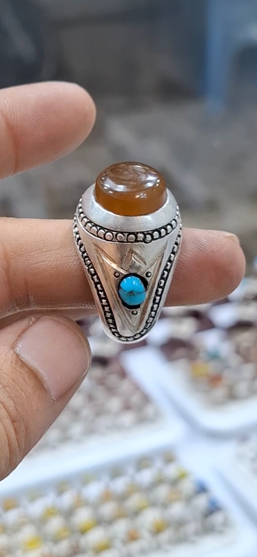 انگشتر جزع طبیعی با مخراج های فیروزه نیشابوری