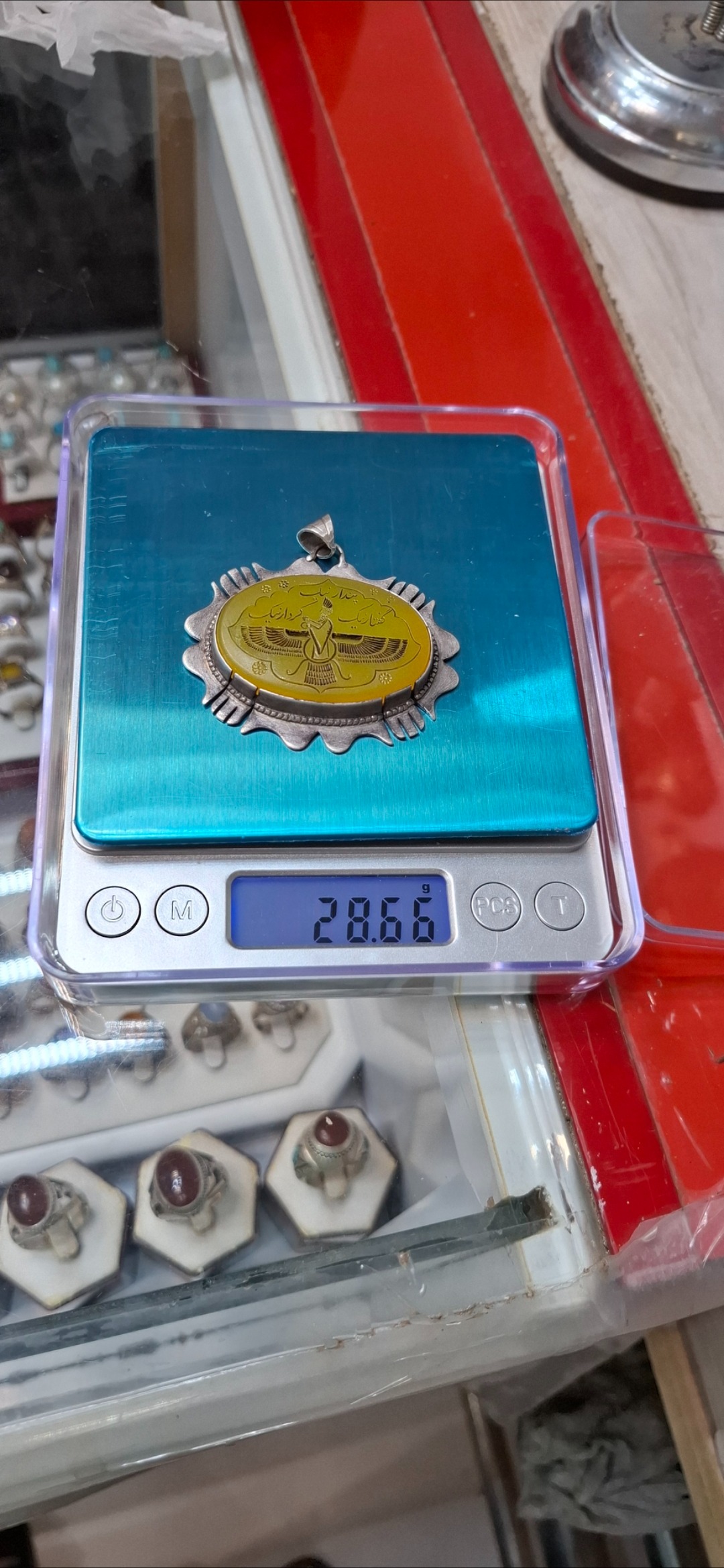 پلاک گردنبندنقره با نگین عقیق زردحکاکی فربهر