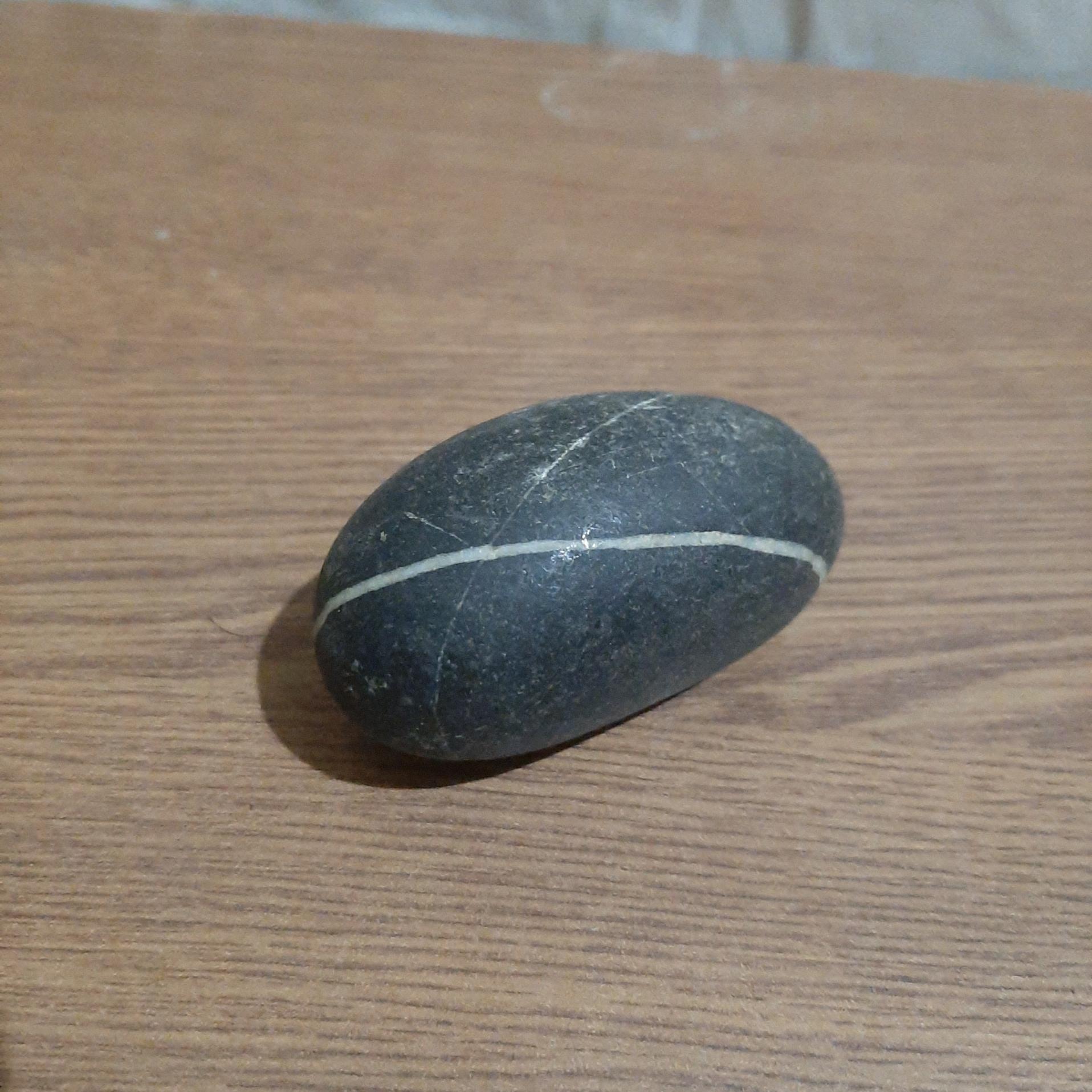 سنگ مشکی با رگه بزرگ سفید