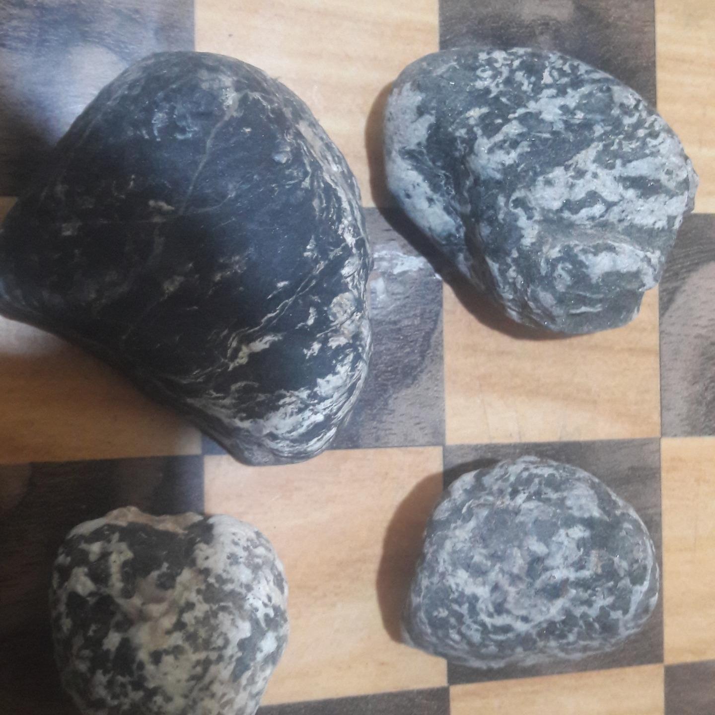 چهار شهاب سنگ با پوسته سوخته