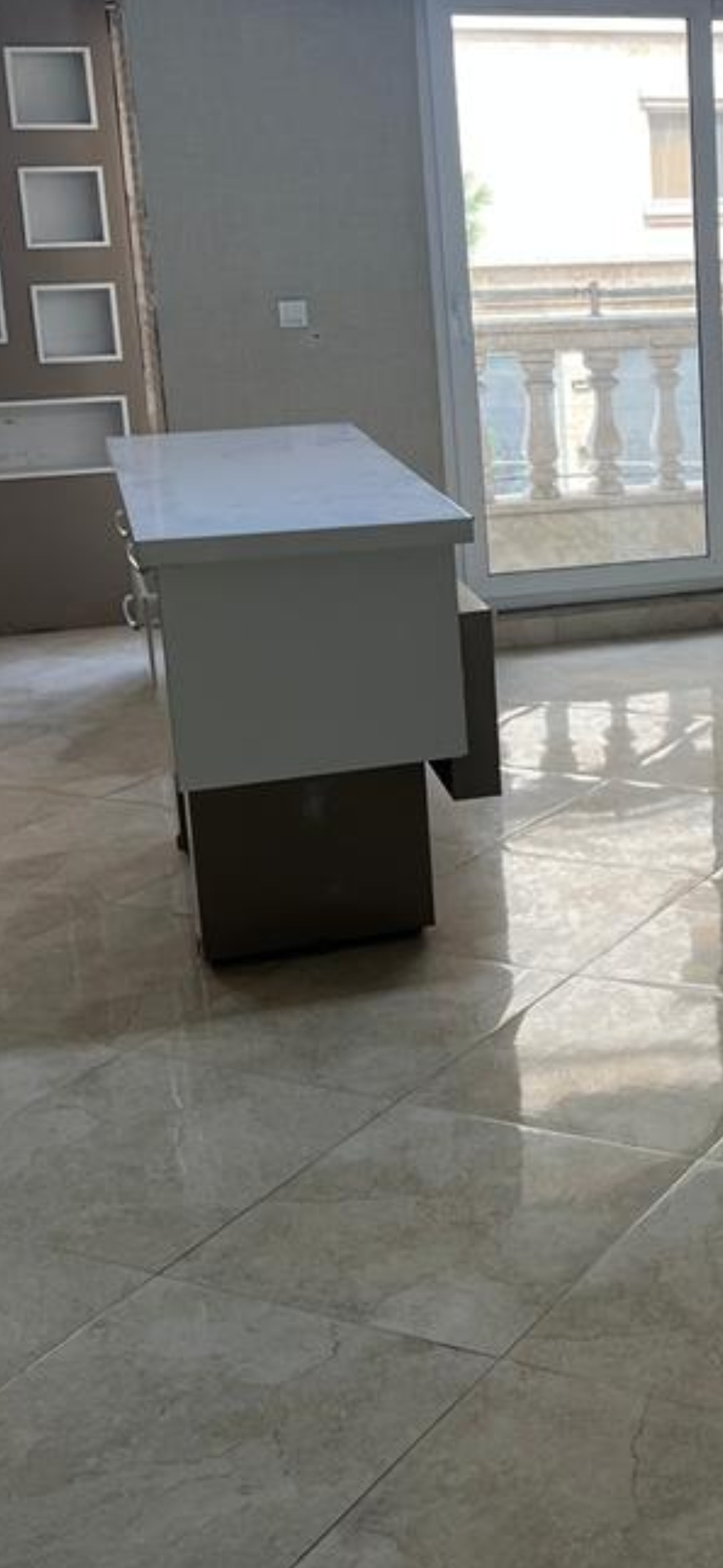 میز جزیره سفید
