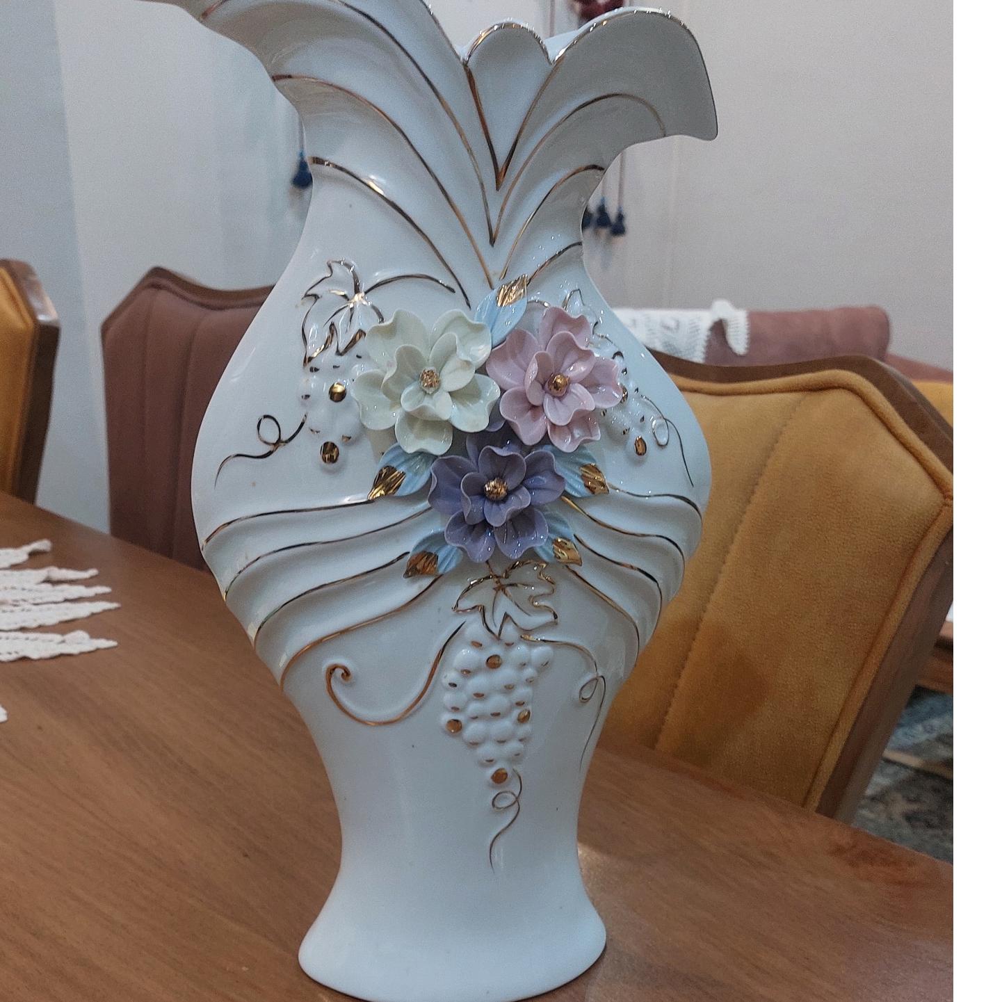 گلدان چینی گل برجسته قدیمی