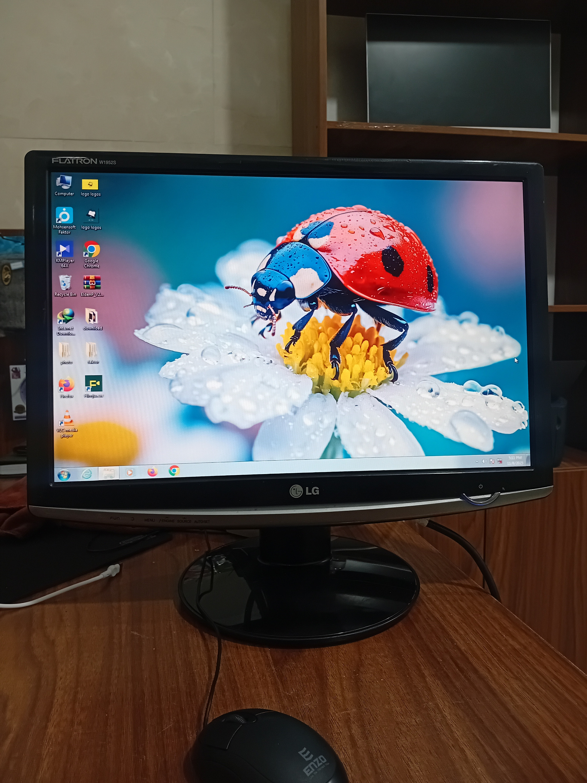 مانیتور 19 اینچ برند LG با پایه فابریک